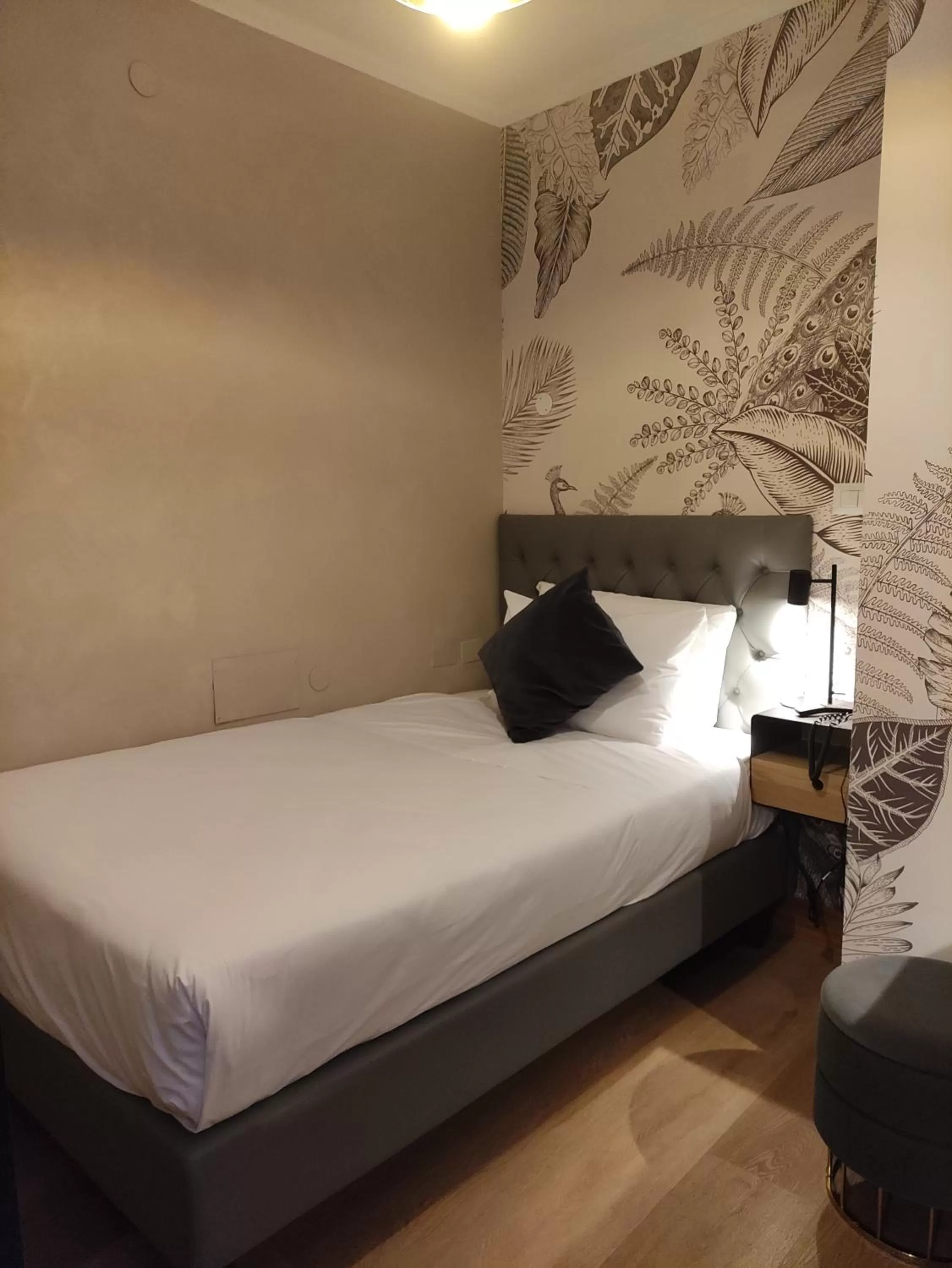 Bathroom, Bed in Hotel White