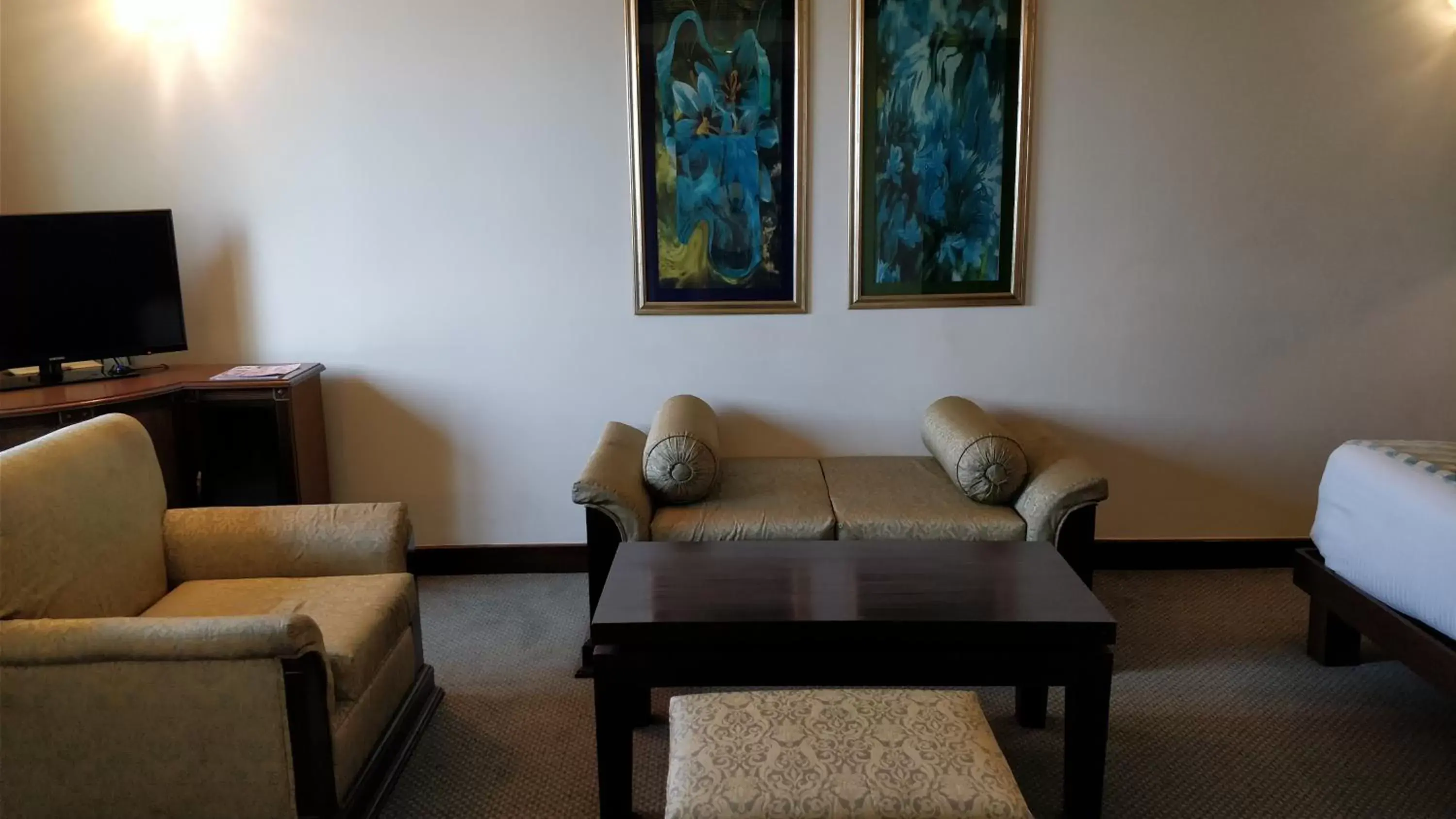 Living room, Seating Area in The Suryaa Hotel New Delhi