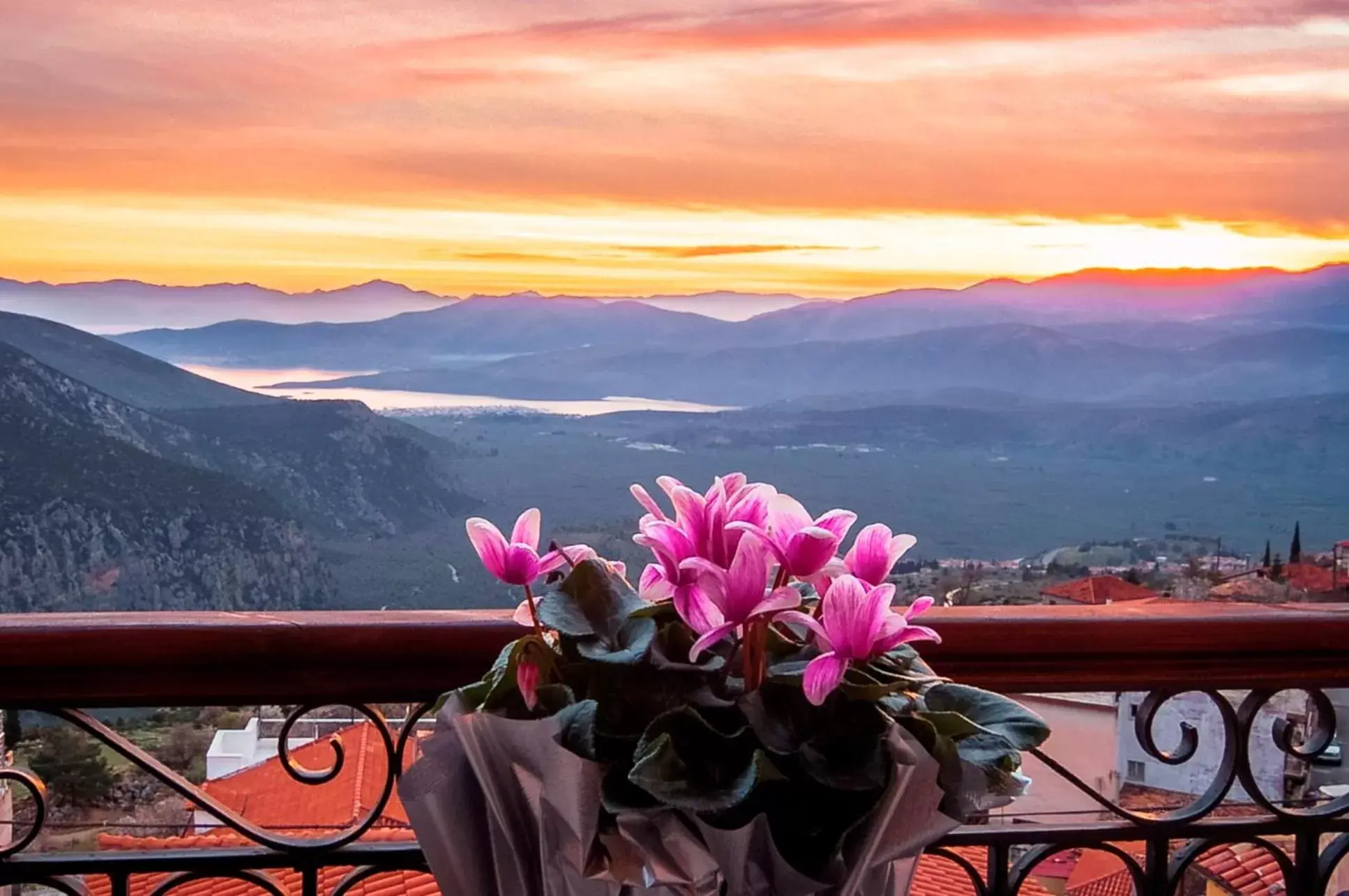 Sunset, Mountain View in Fedriades Delphi Hotel