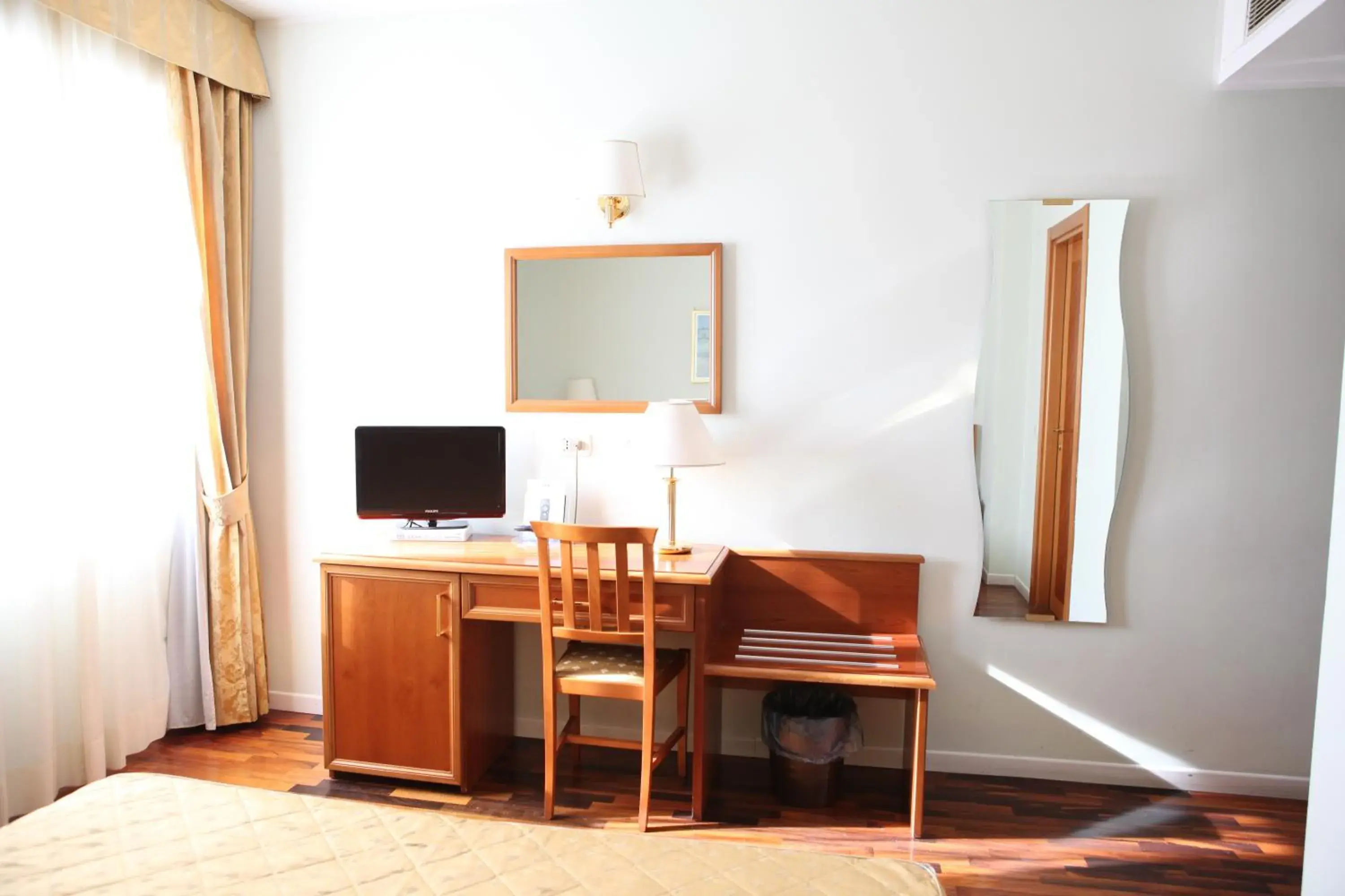 Shower, TV/Entertainment Center in Hotel San Michele