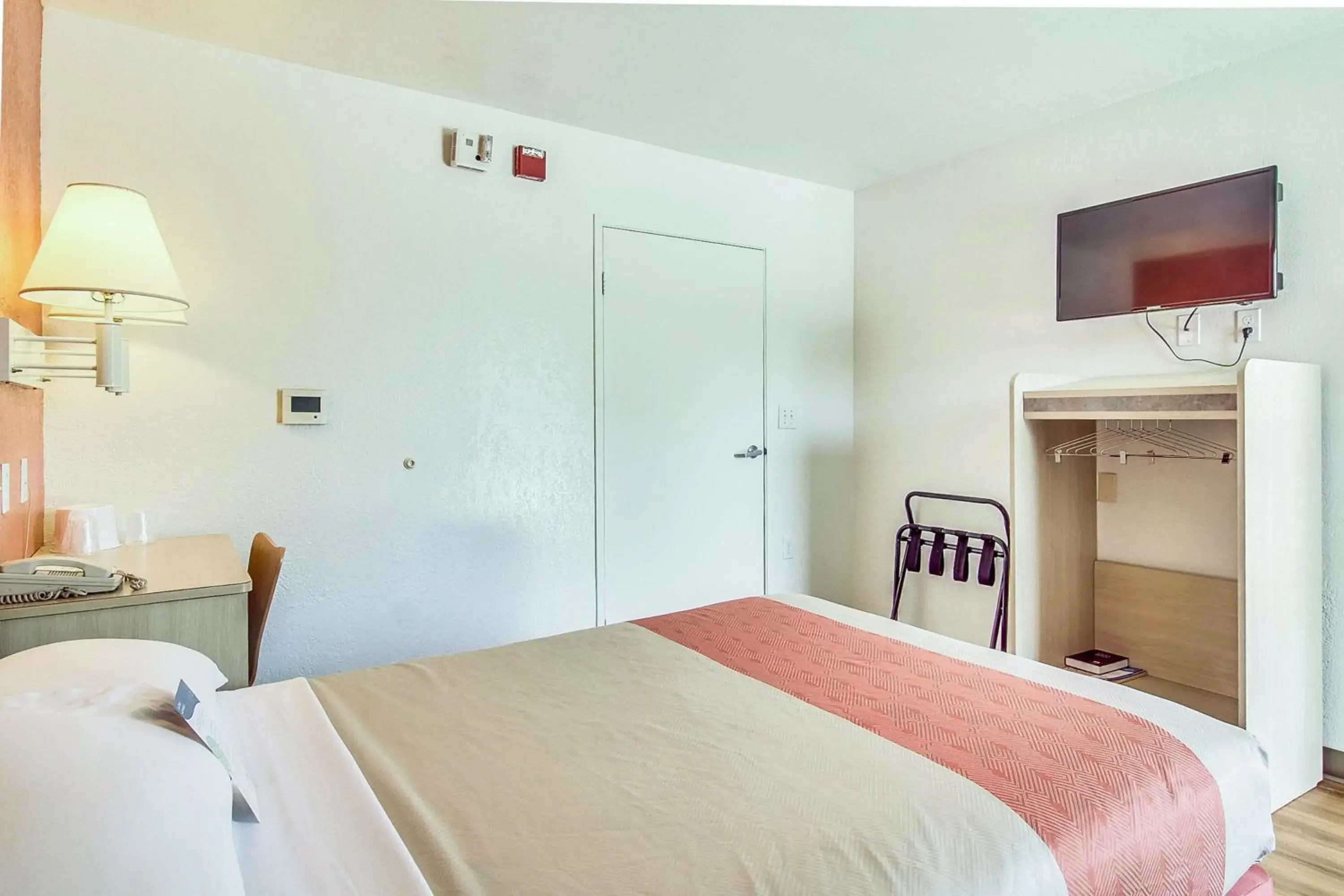 Bedroom, Bed in Motel 6-Jacksonville, FL - Orange Park