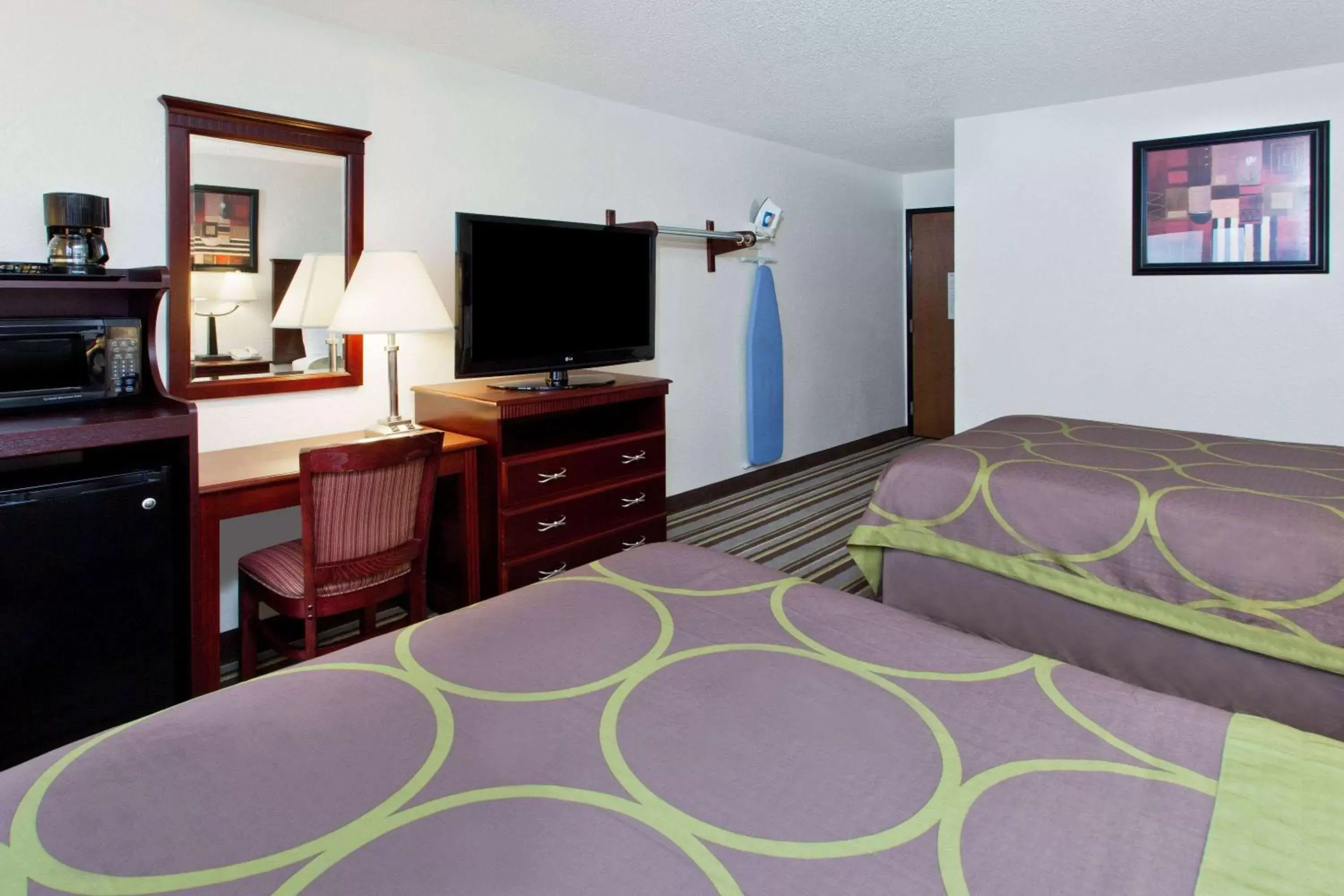 Photo of the whole room, Bed in Super 8 by Wyndham Tuscaloosa