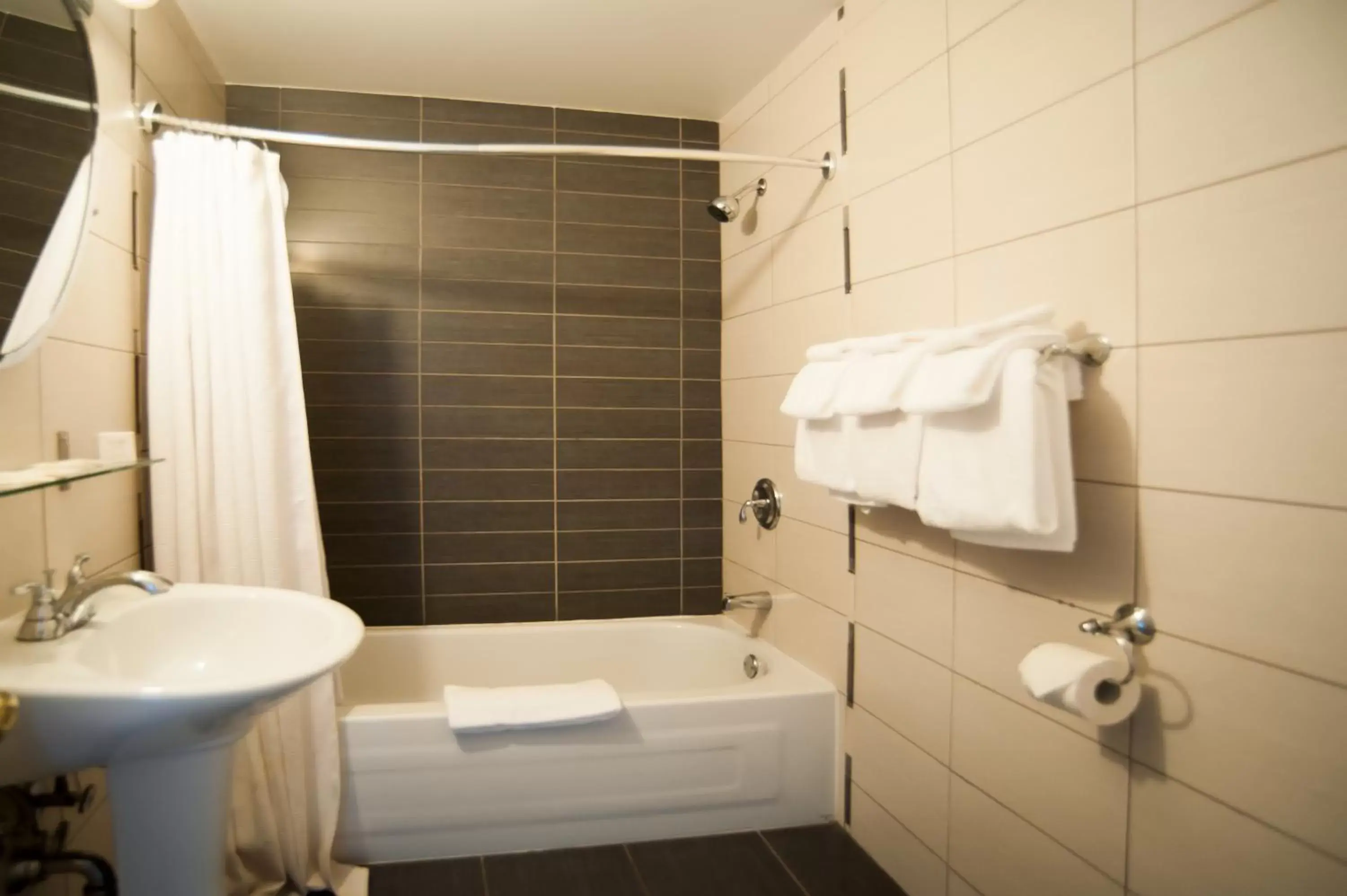 Shower, Bathroom in Hotel Le Mirage