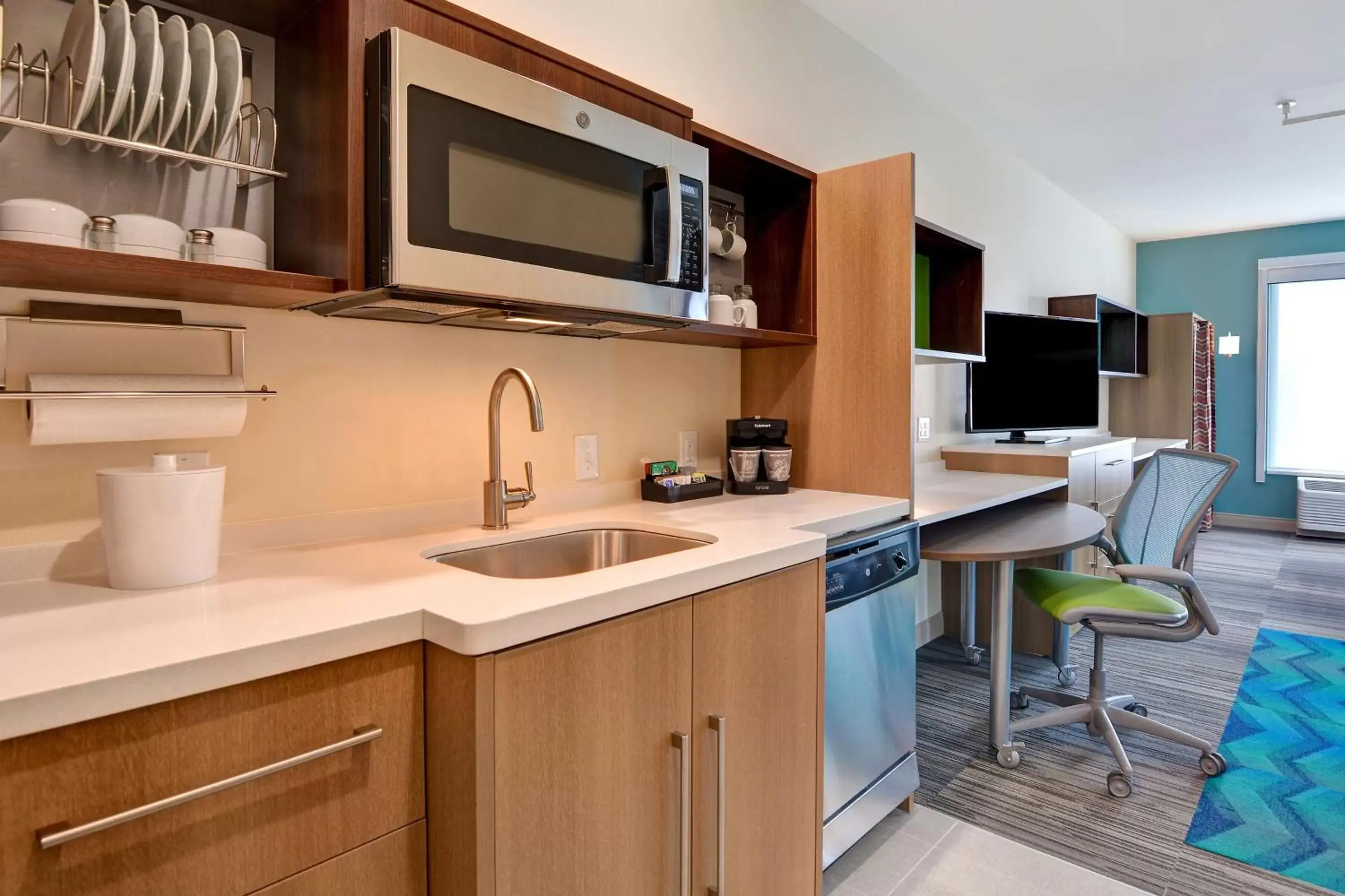 Bedroom, Kitchen/Kitchenette in Home2 Suites By Hilton Savannah Midtown, Ga