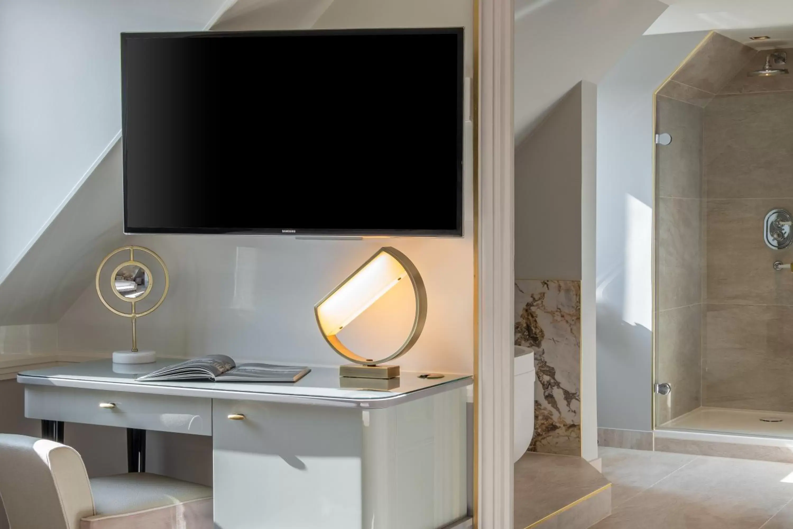 TV and multimedia, TV/Entertainment Center in Hôtel Elysia by Inwood Hotels