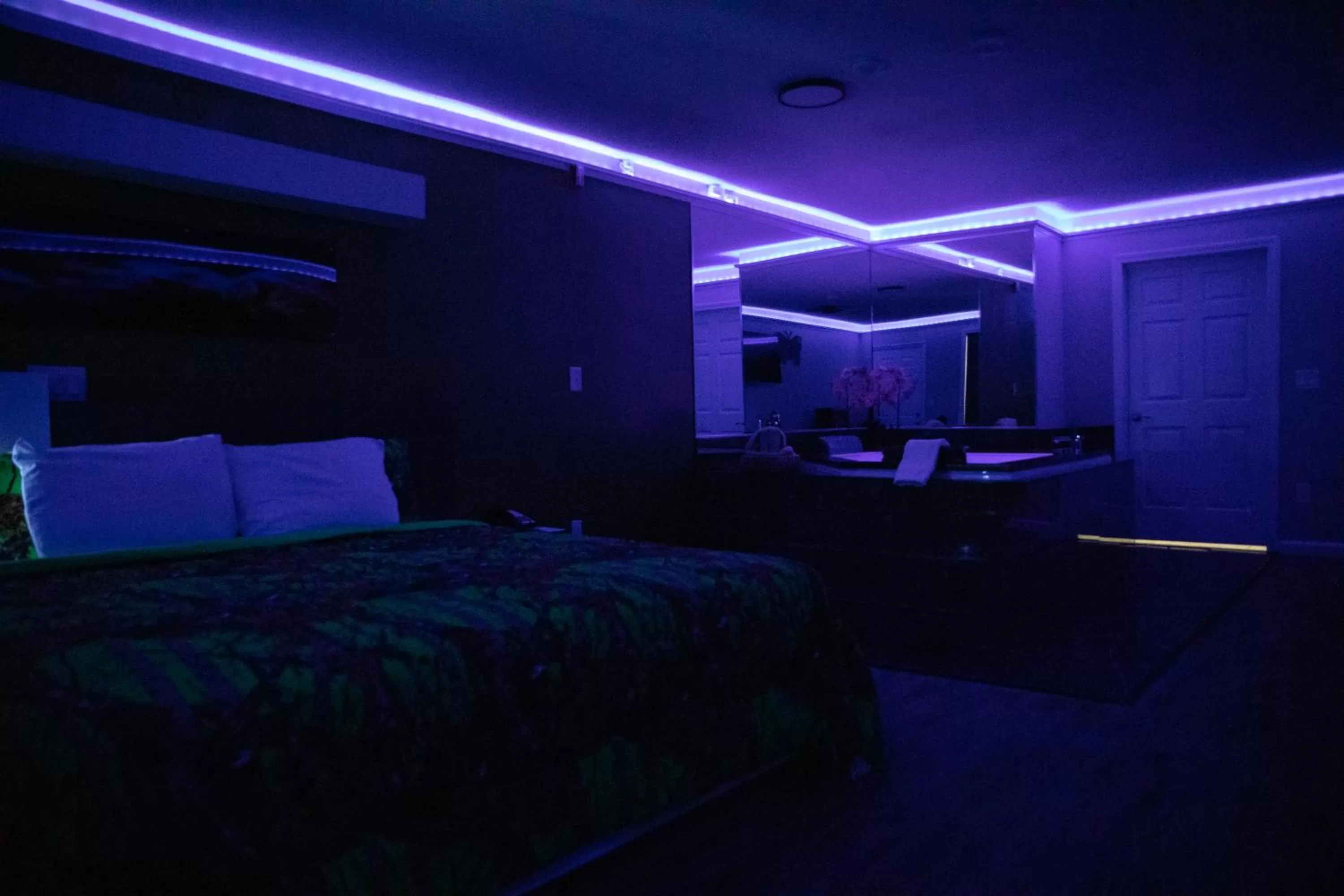 Hot Tub, Bed in Classic Motor Lodge Providence - West Greenwich