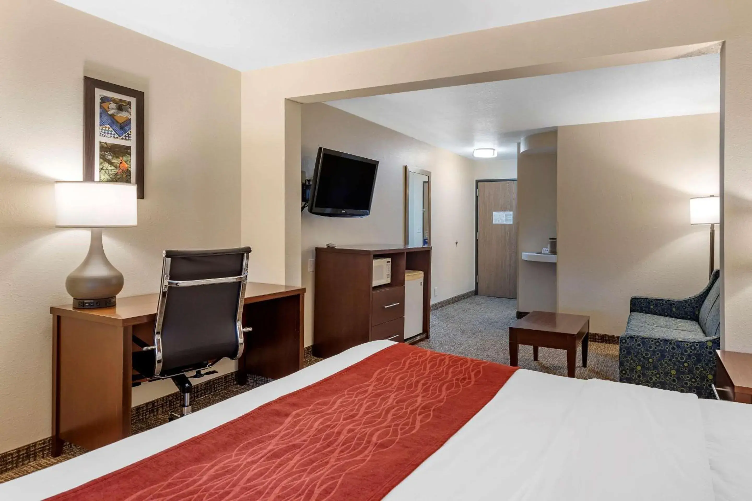 Photo of the whole room, TV/Entertainment Center in Comfort Inn & Suites Greenville I-70