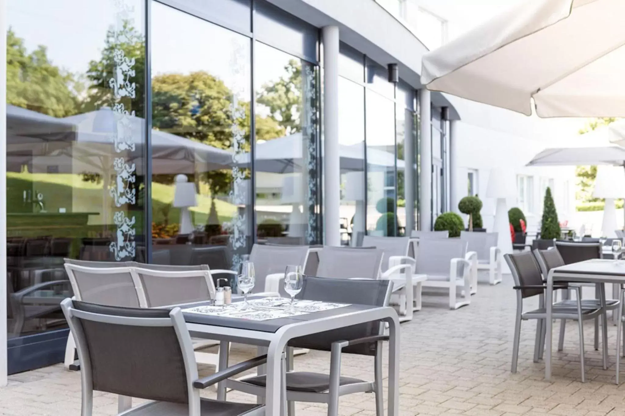 Patio, Restaurant/Places to Eat in Novotel Suites Genève Aéroport