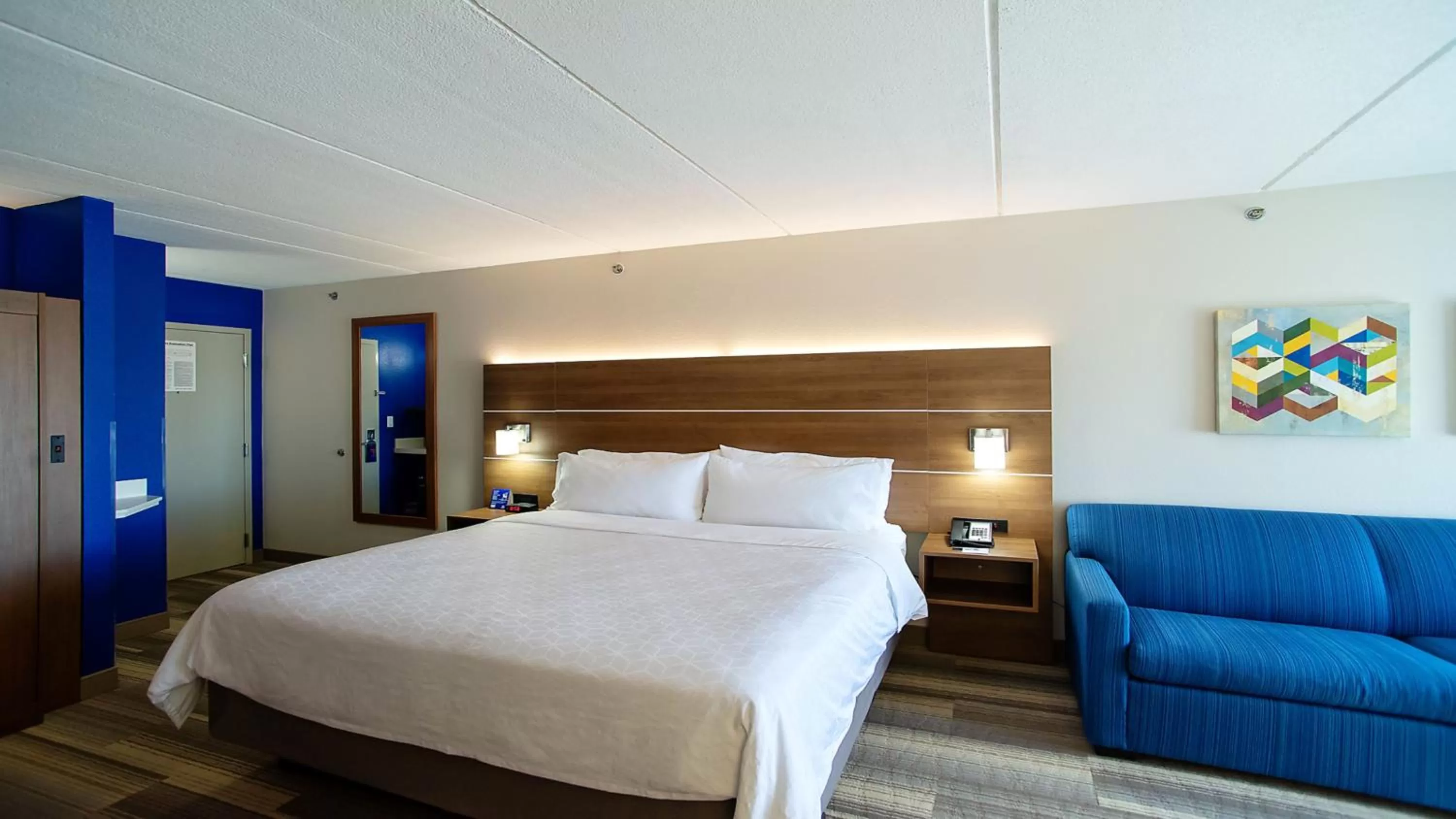 Bed in Holiday Inn Express & Suites Tempe by IHG