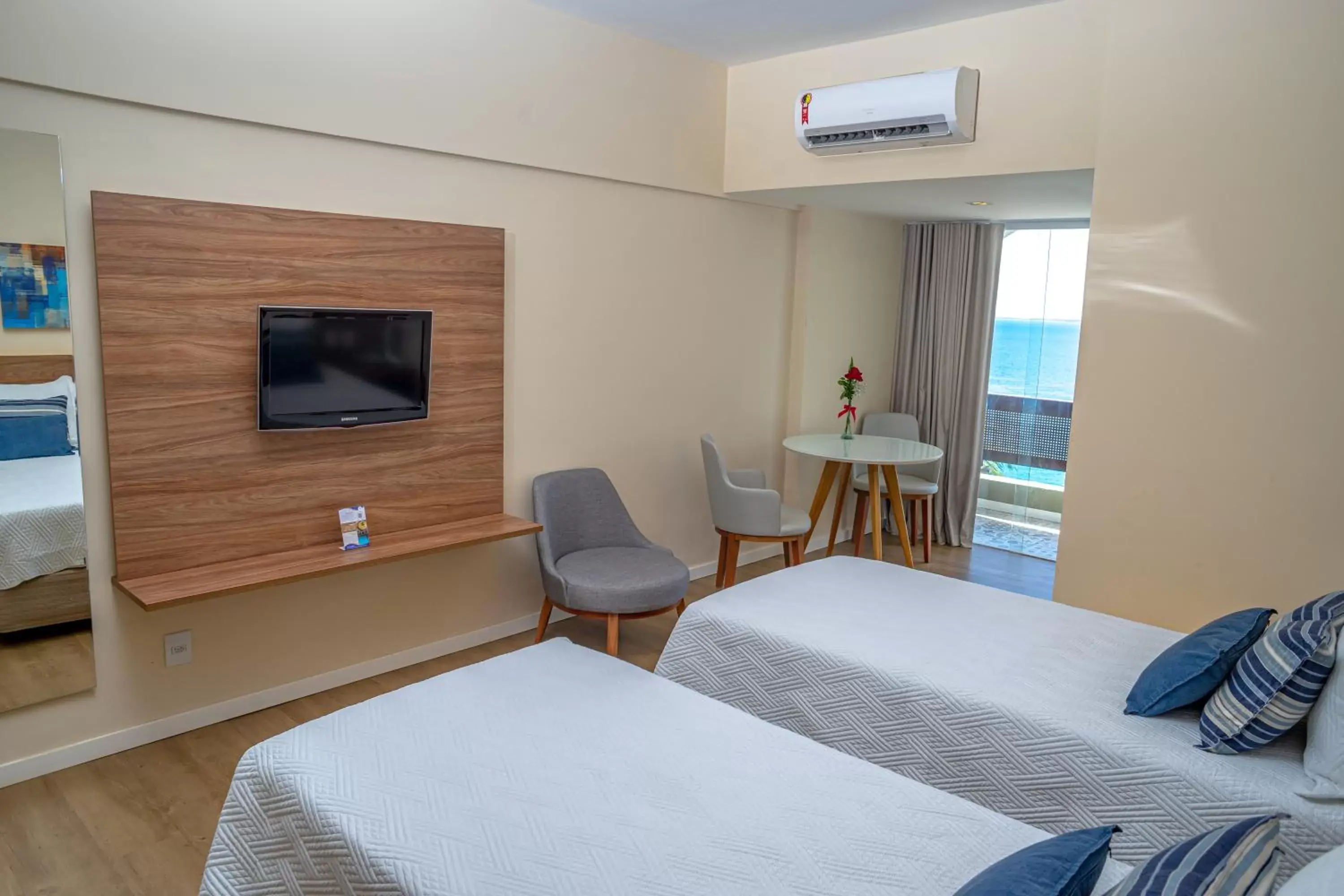 Bedroom, TV/Entertainment Center in Grande Hotel da Barra