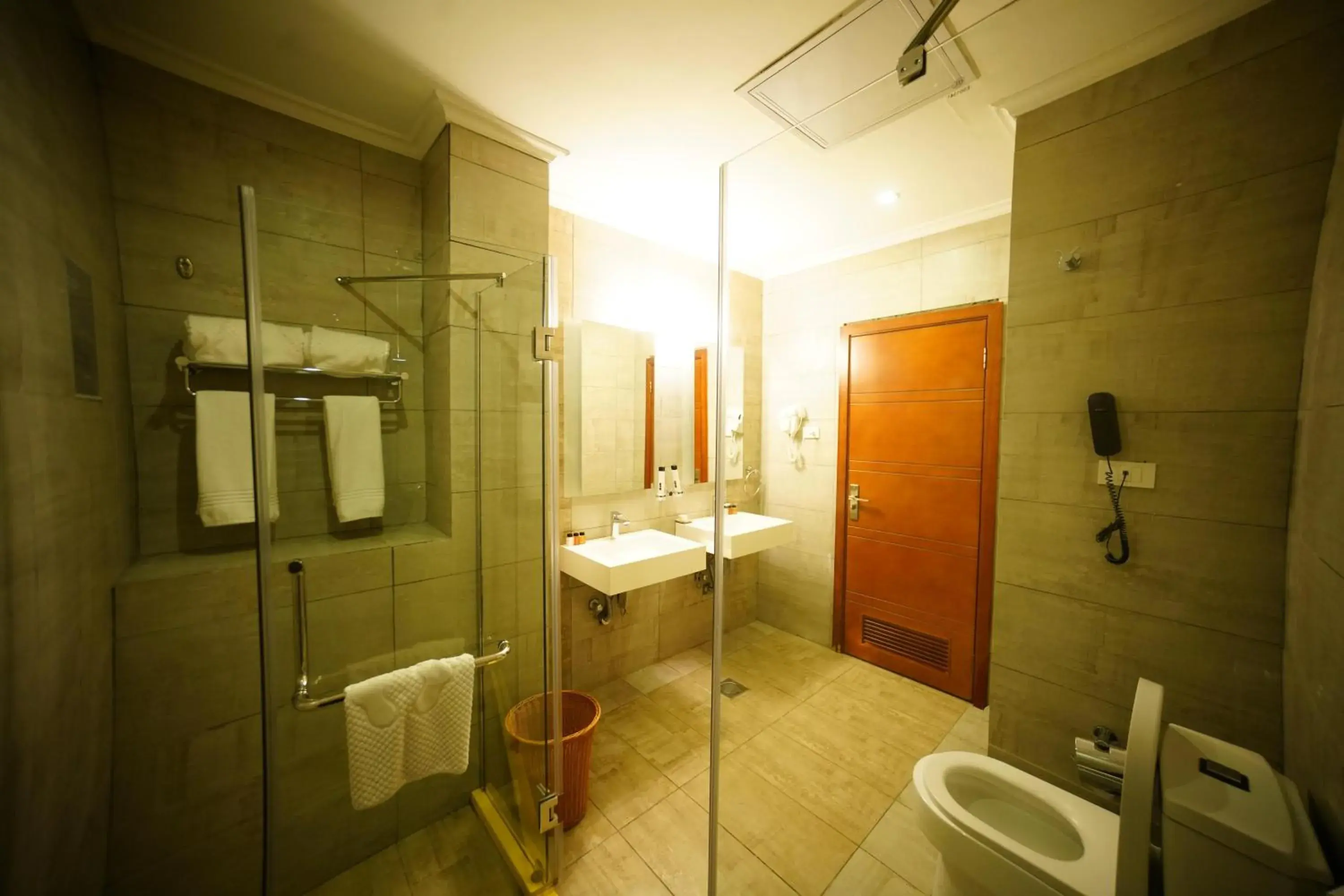 Shower, Bathroom in Mado Hotel