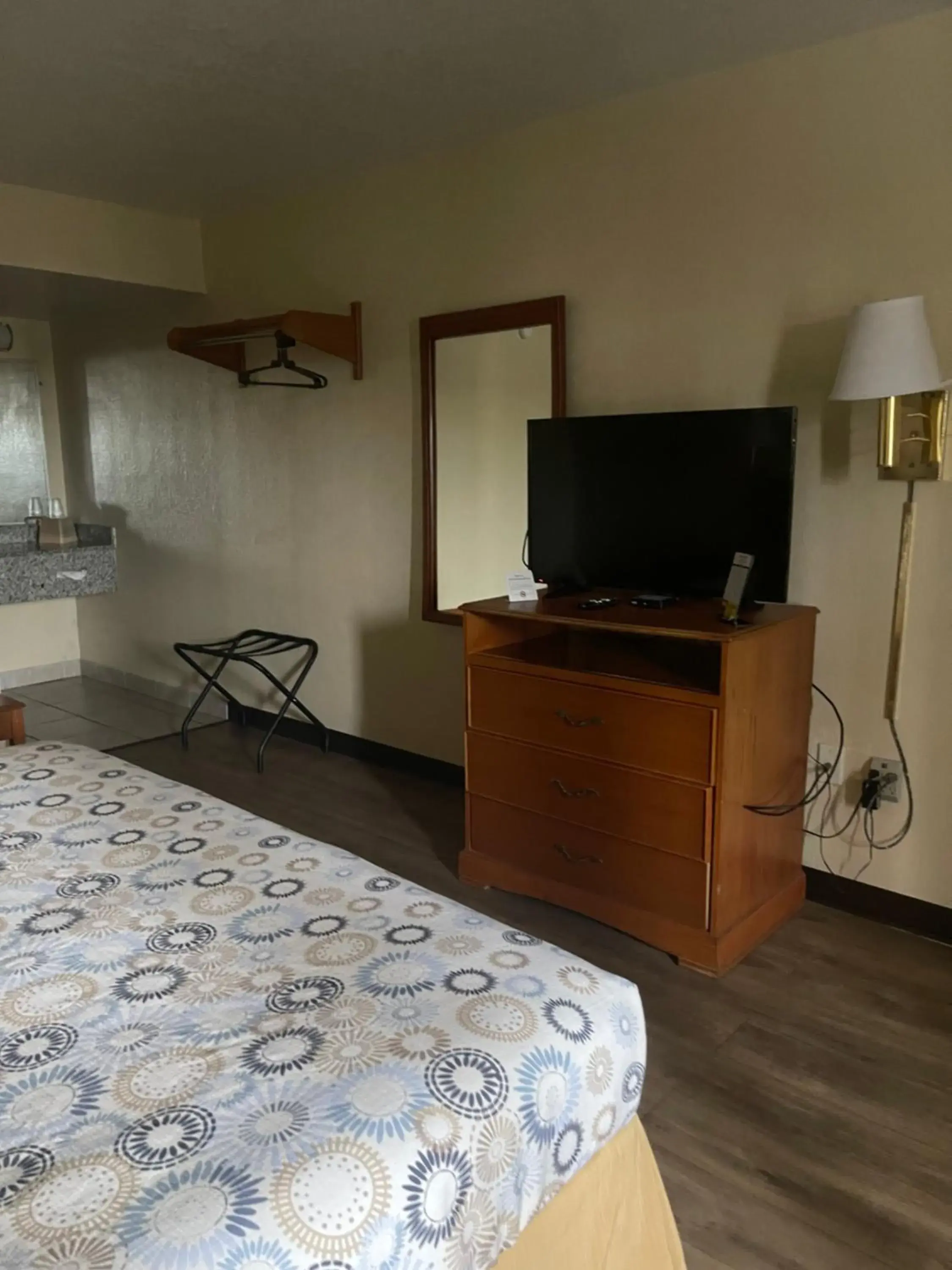 Bedroom, TV/Entertainment Center in Hole Inn the Wall Hotel - Sunset Plaza - Fort Walton Beach