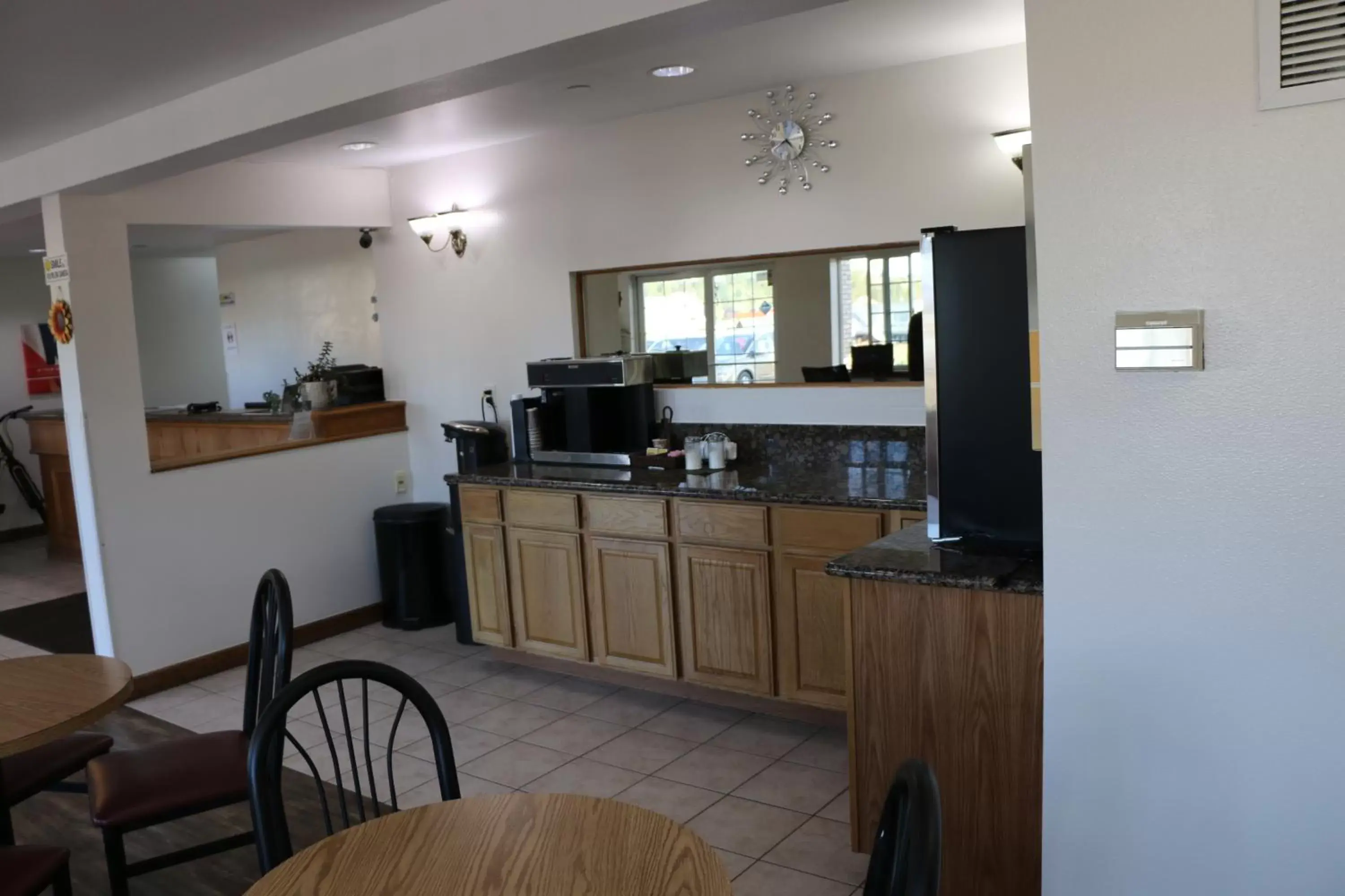 Lobby or reception, Kitchen/Kitchenette in Rice Hill Inn