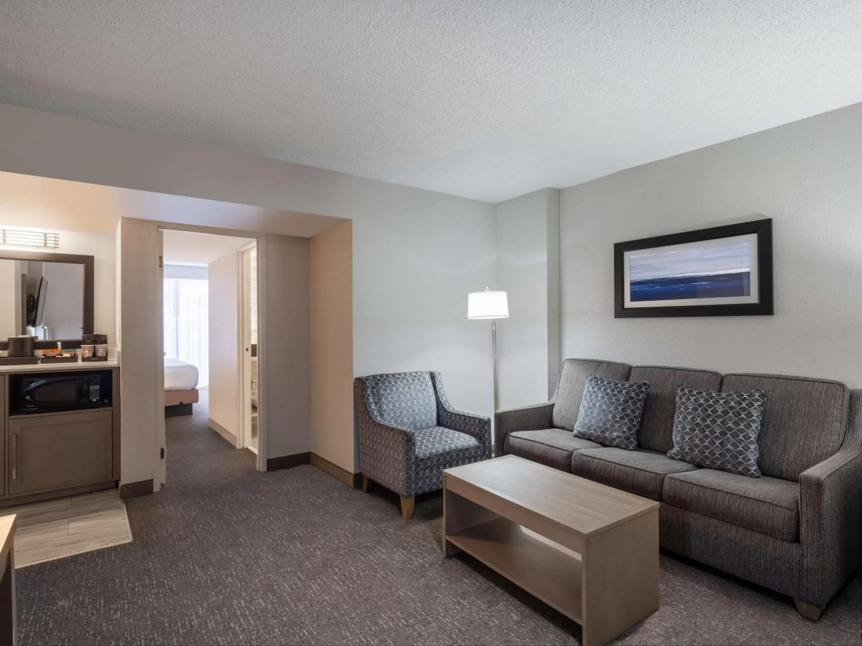 Living room, Seating Area in Embassy Suites Baltimore - North/Hunt Valley