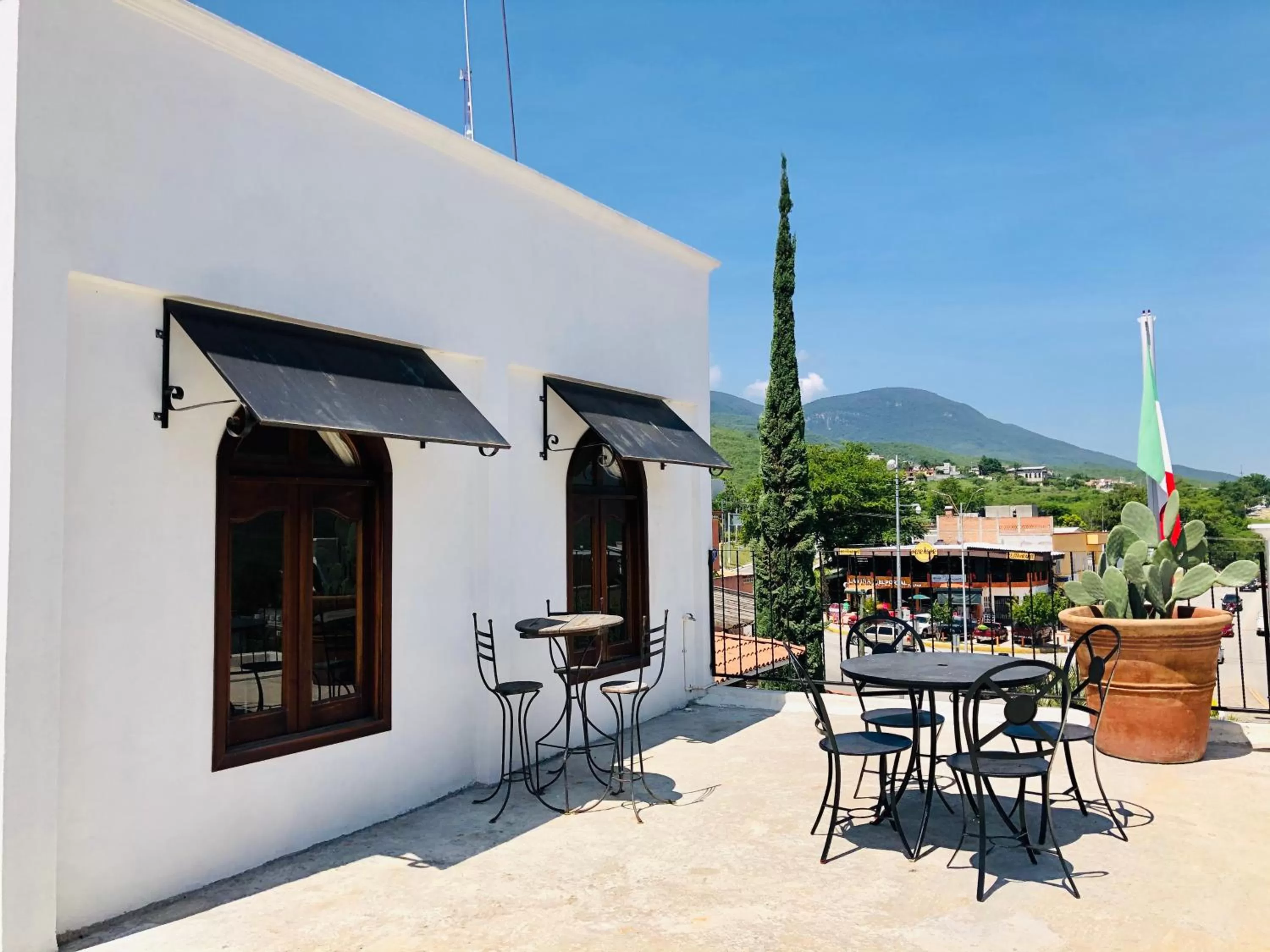 Patio in Hotel Carretas by Rotamundos
