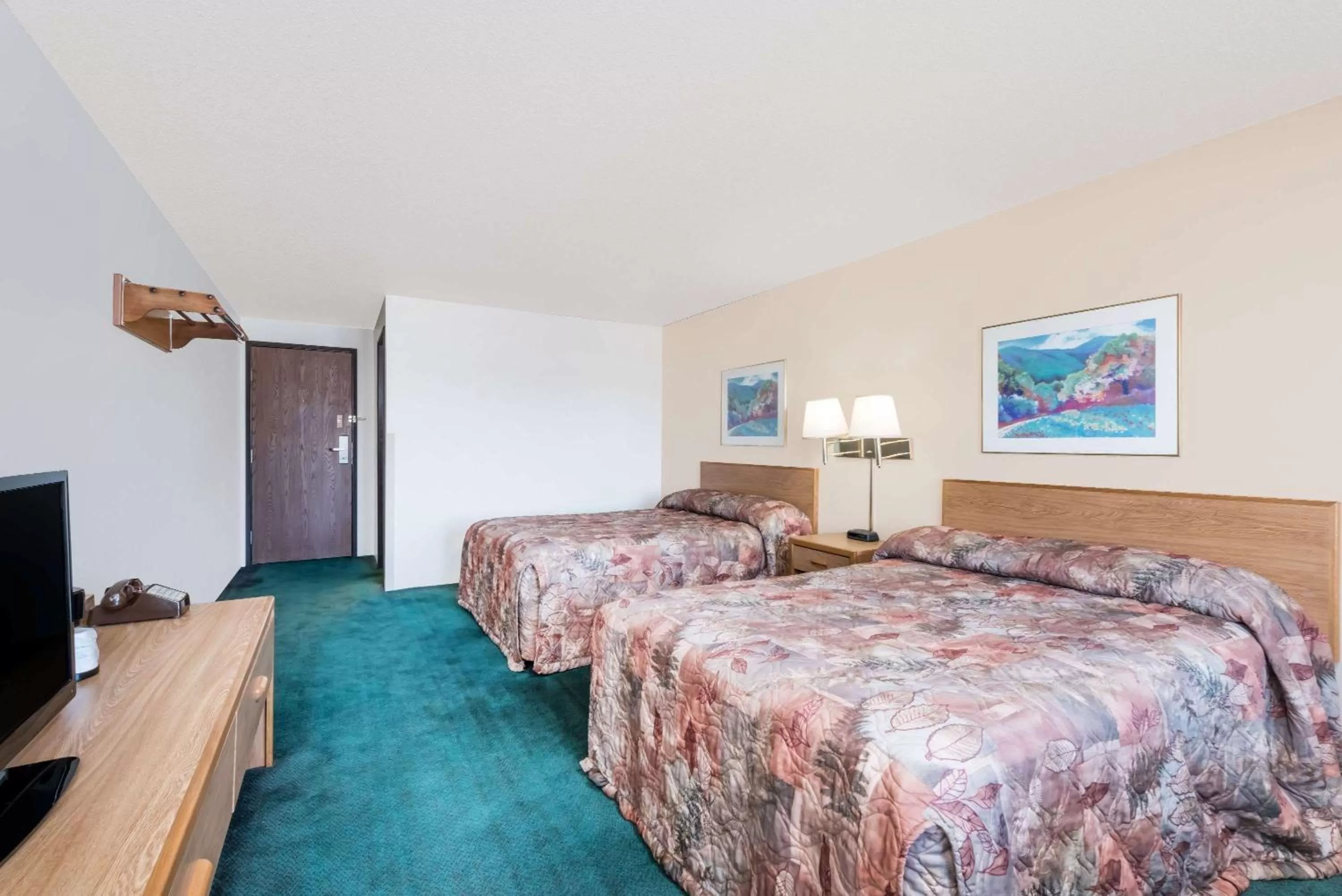 Photo of the whole room, Bed in Super 8 by Wyndham Belle Fourche SD