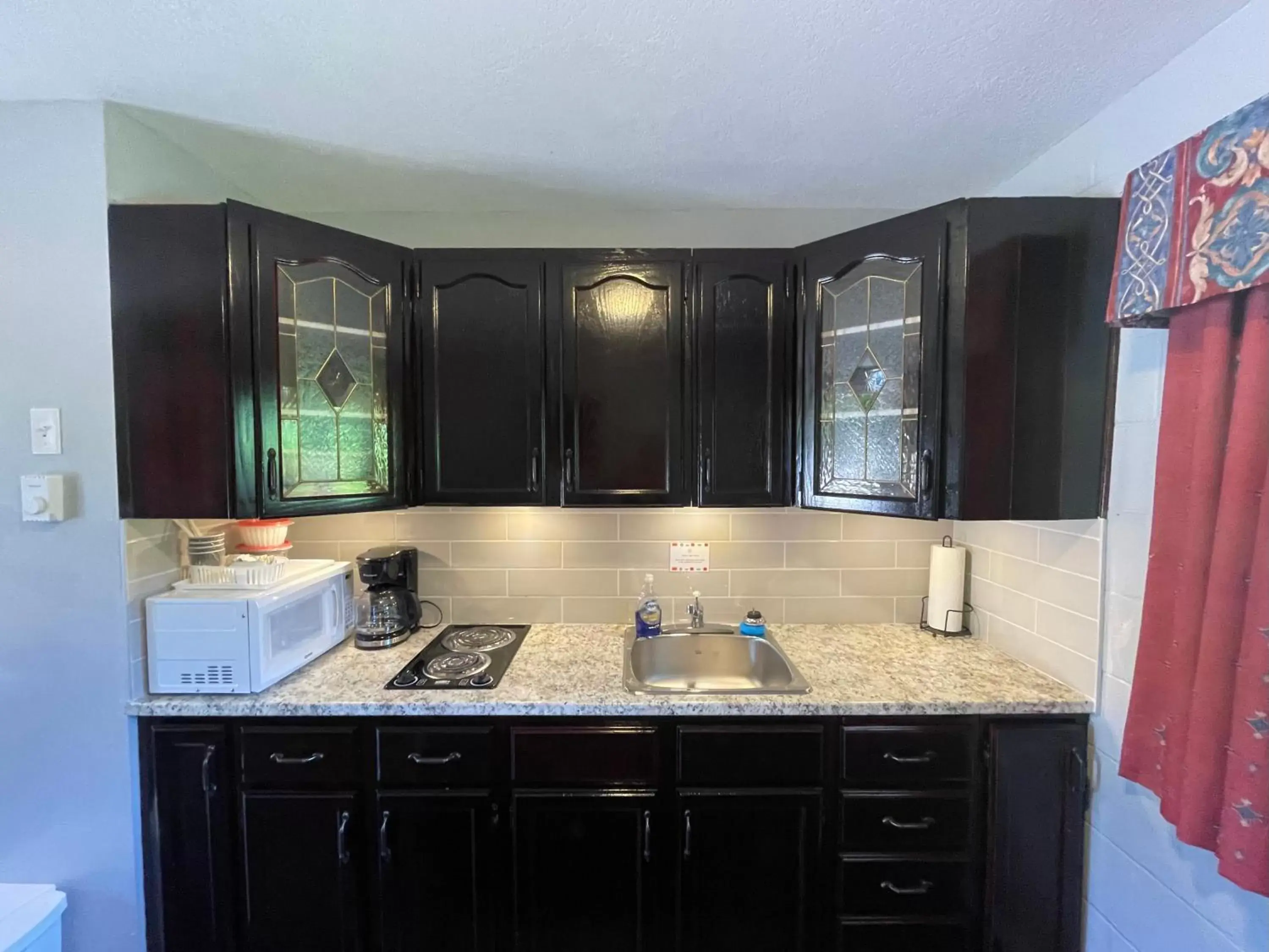 Kitchen or kitchenette, Bathroom in Arrow Lake Motel