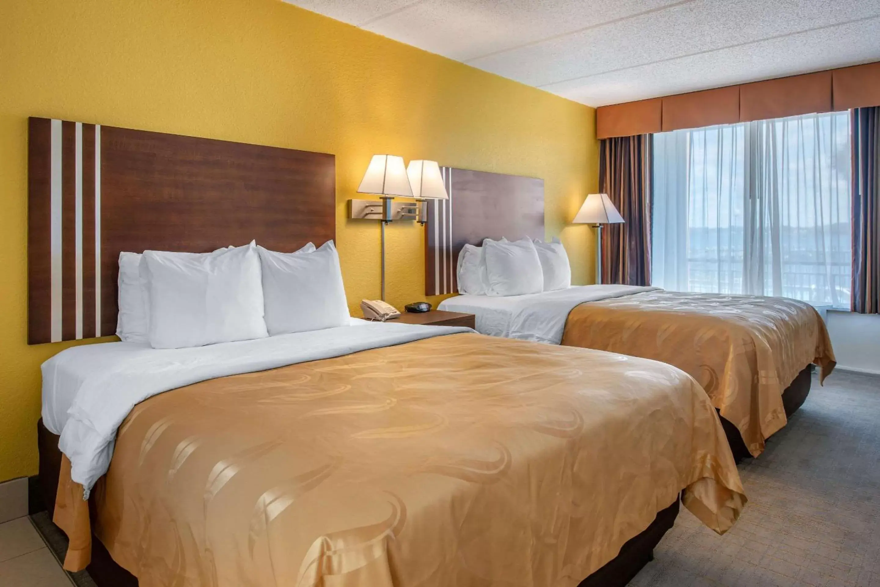 Photo of the whole room, Bed in Quality Inn and Suites Riverfront