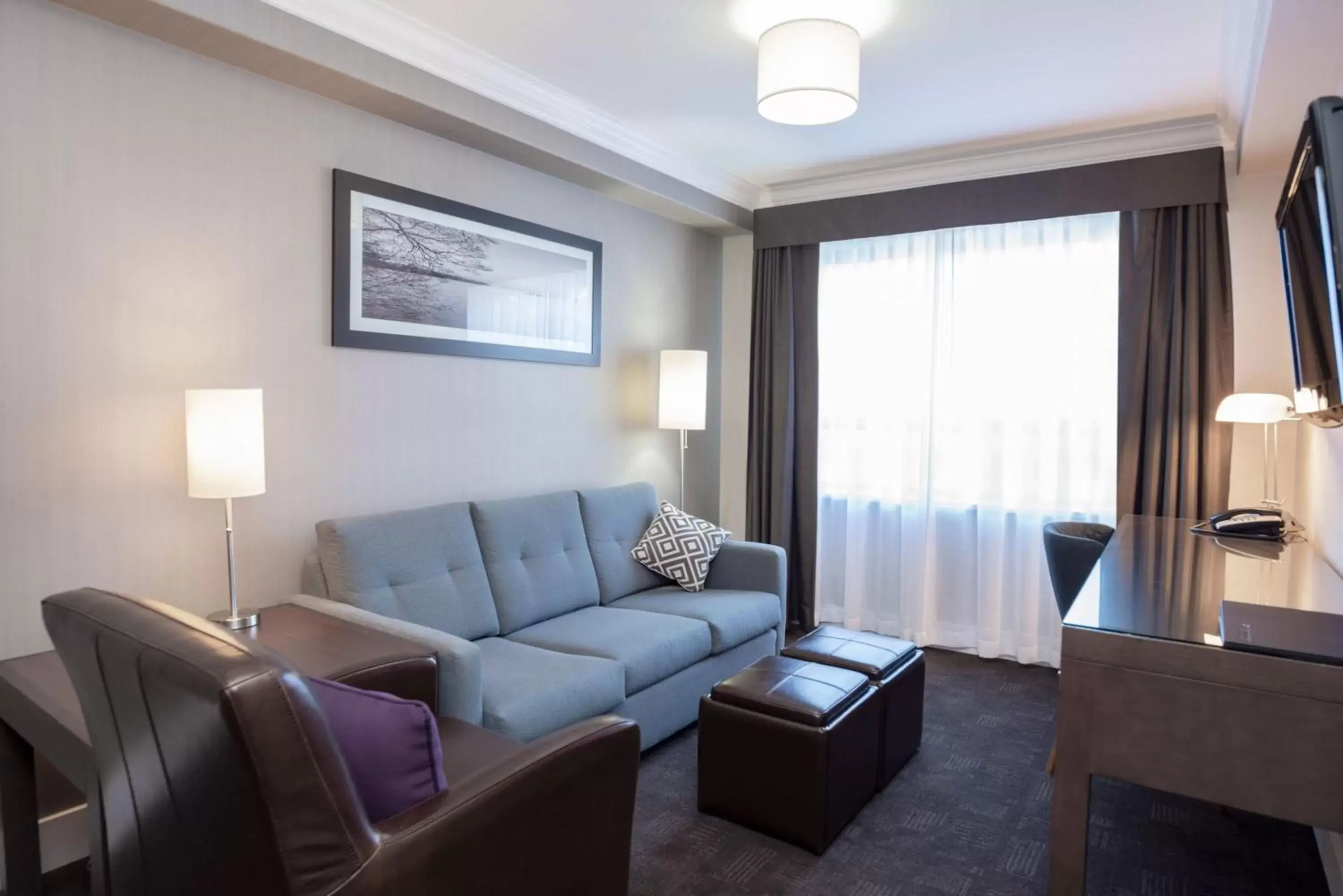 Bedroom, Seating Area in Sandman Hotel and Suites Abbotsford