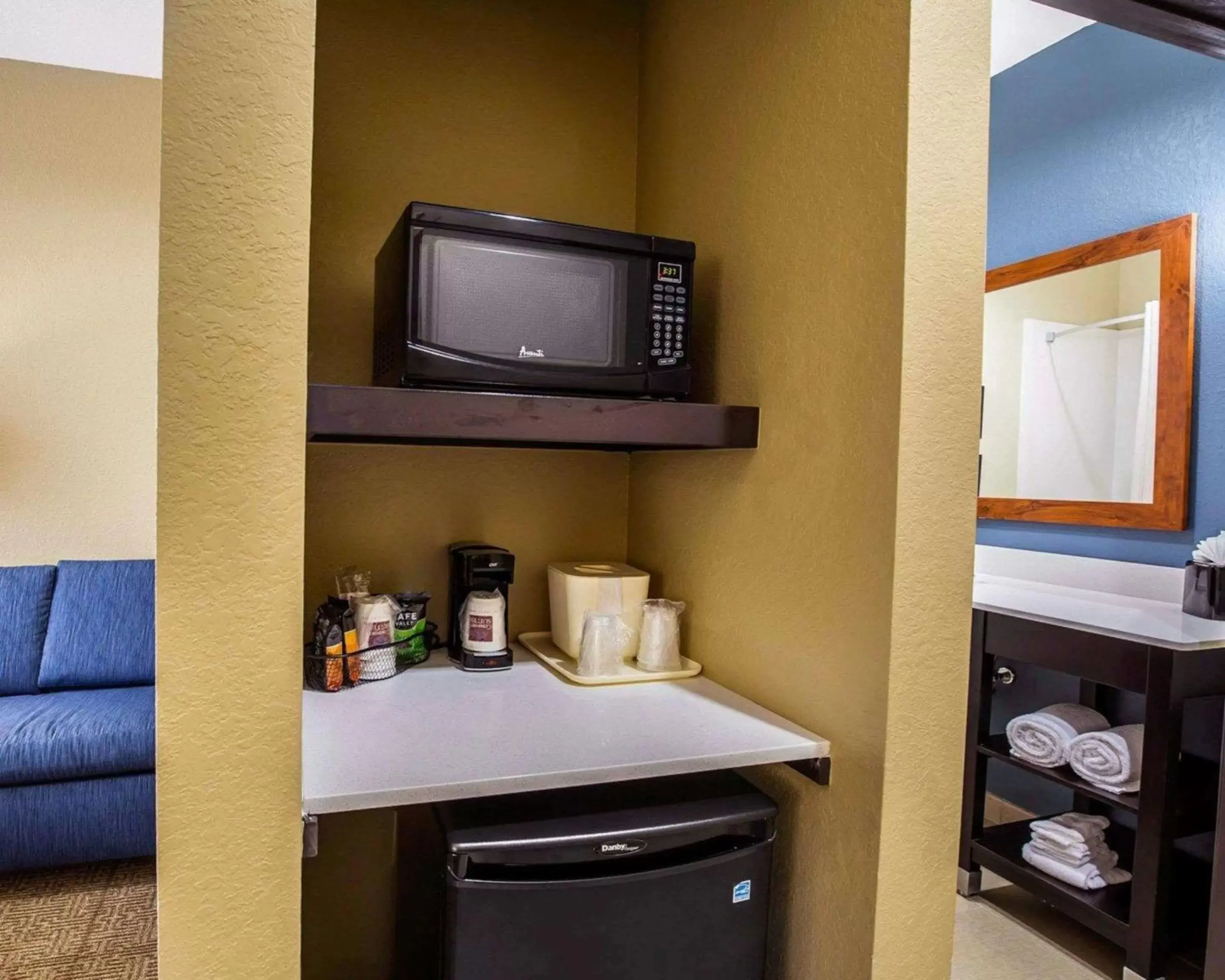 Photo of the whole room, Coffee/Tea Facilities in Comfort Suites Houston Northwest Cy-Fair