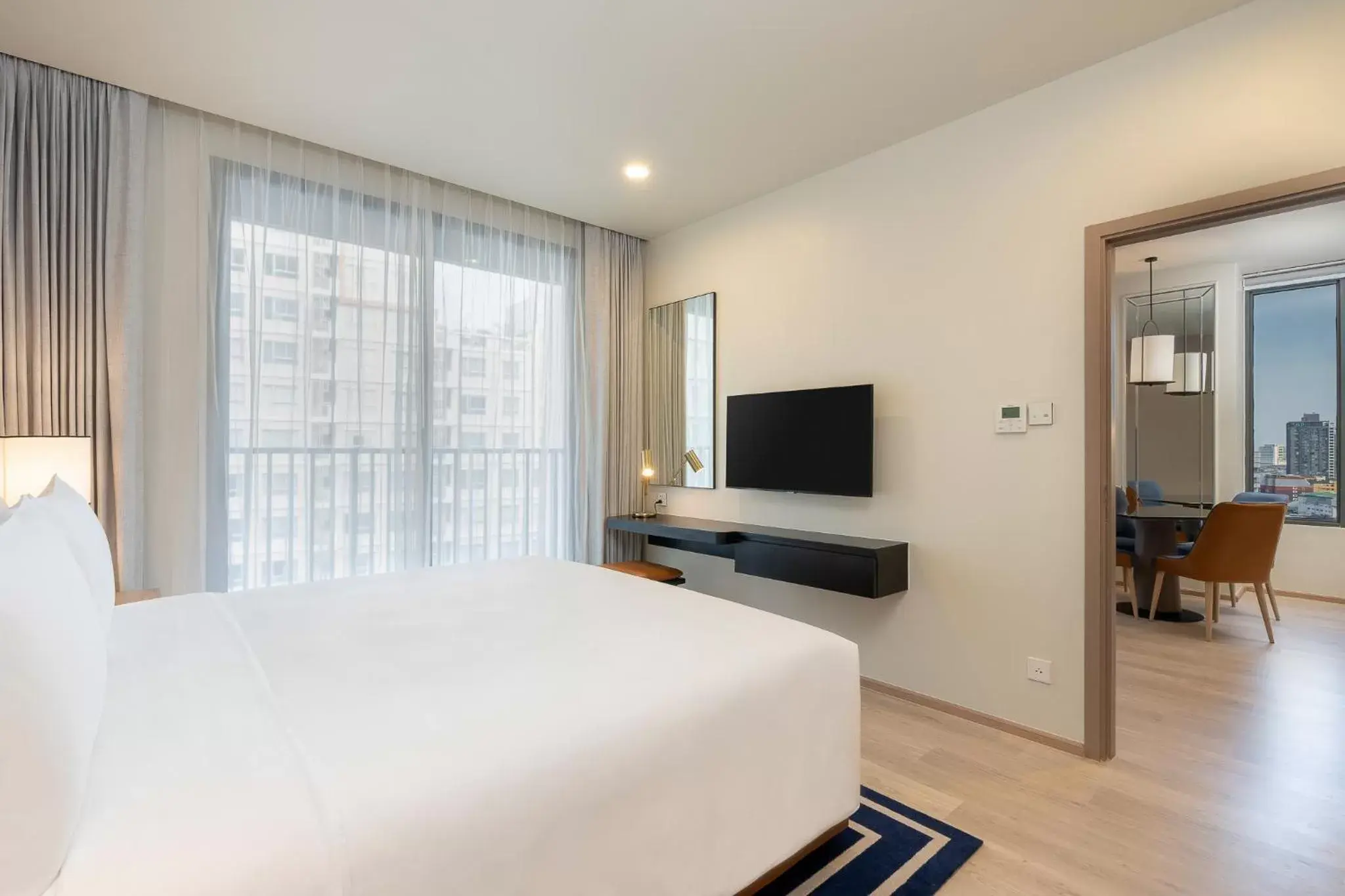 Bedroom, TV/Entertainment Center in Staybridge Suites Bangkok Sukhumvit, an IHG Hotel