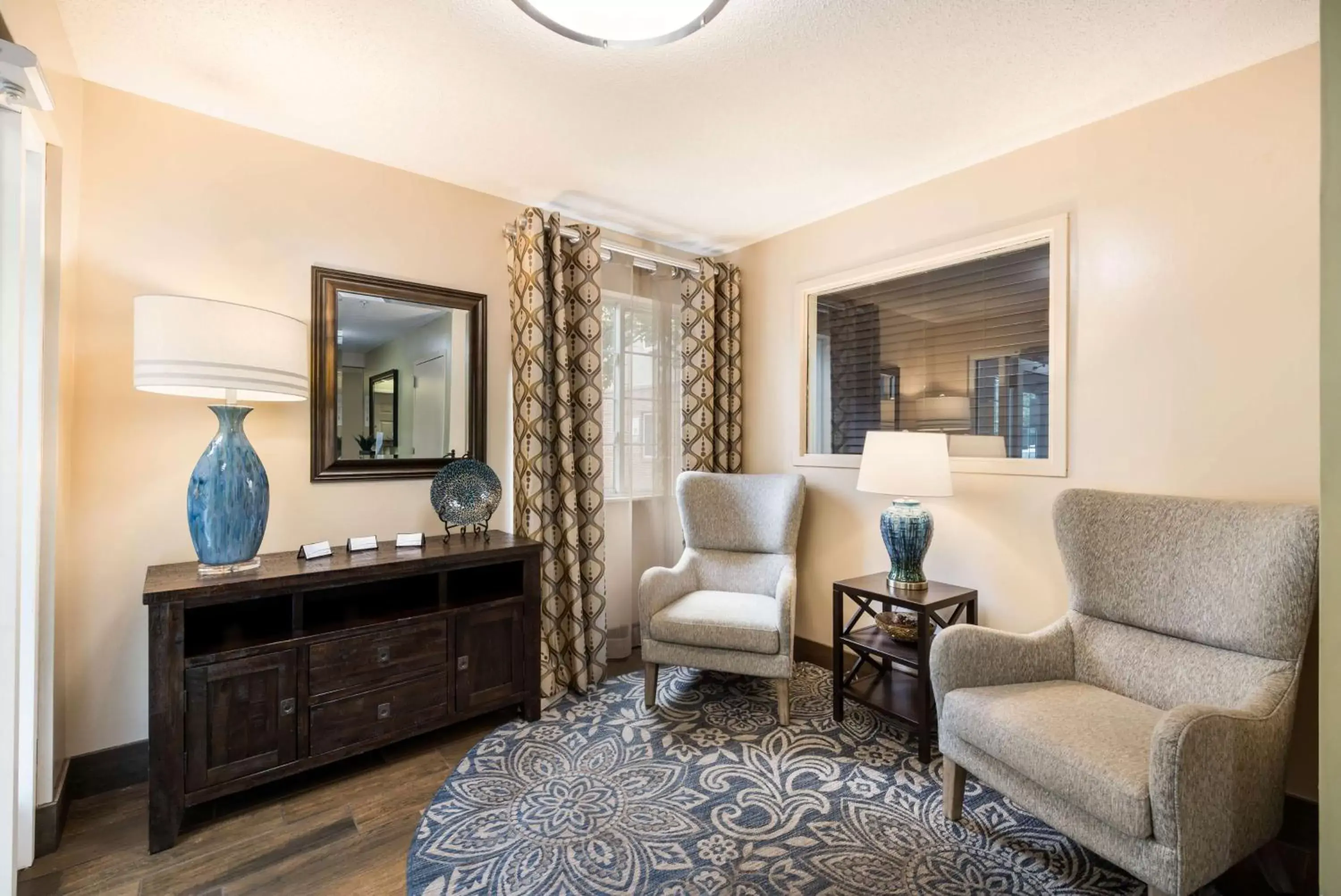 Lobby or reception, Seating Area in Sonesta Simply Suites Hampton