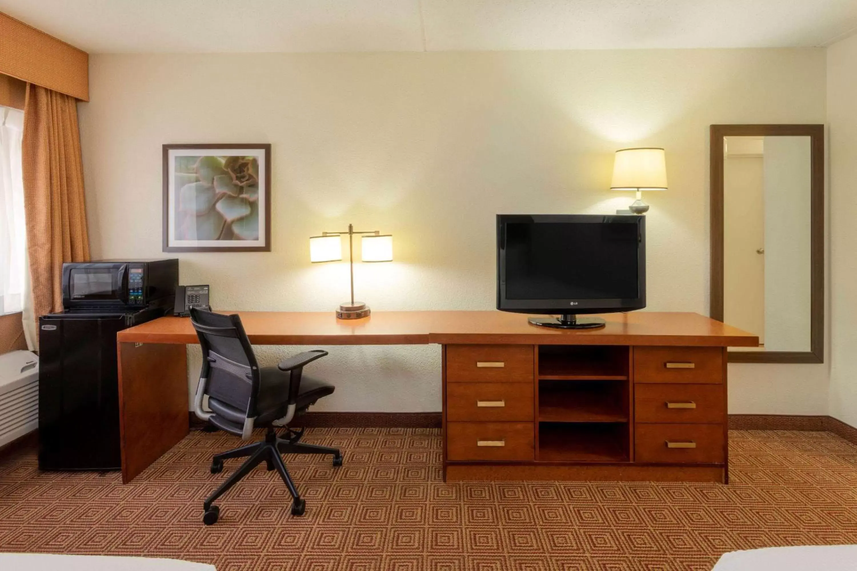 Photo of the whole room, TV/Entertainment Center in La Quinta Inn by Wyndham Minneapolis Airport Bloomington