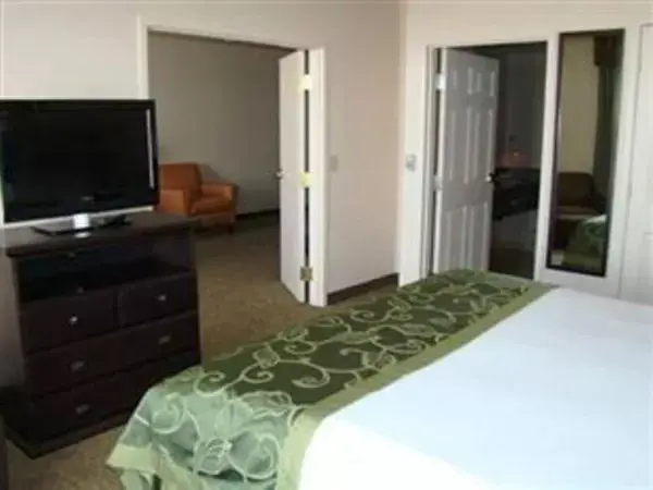 Photo of the whole room, TV/Entertainment Center in Holiday Inn Express & Suites Oro Valley-Tucson North, an IHG Hotel