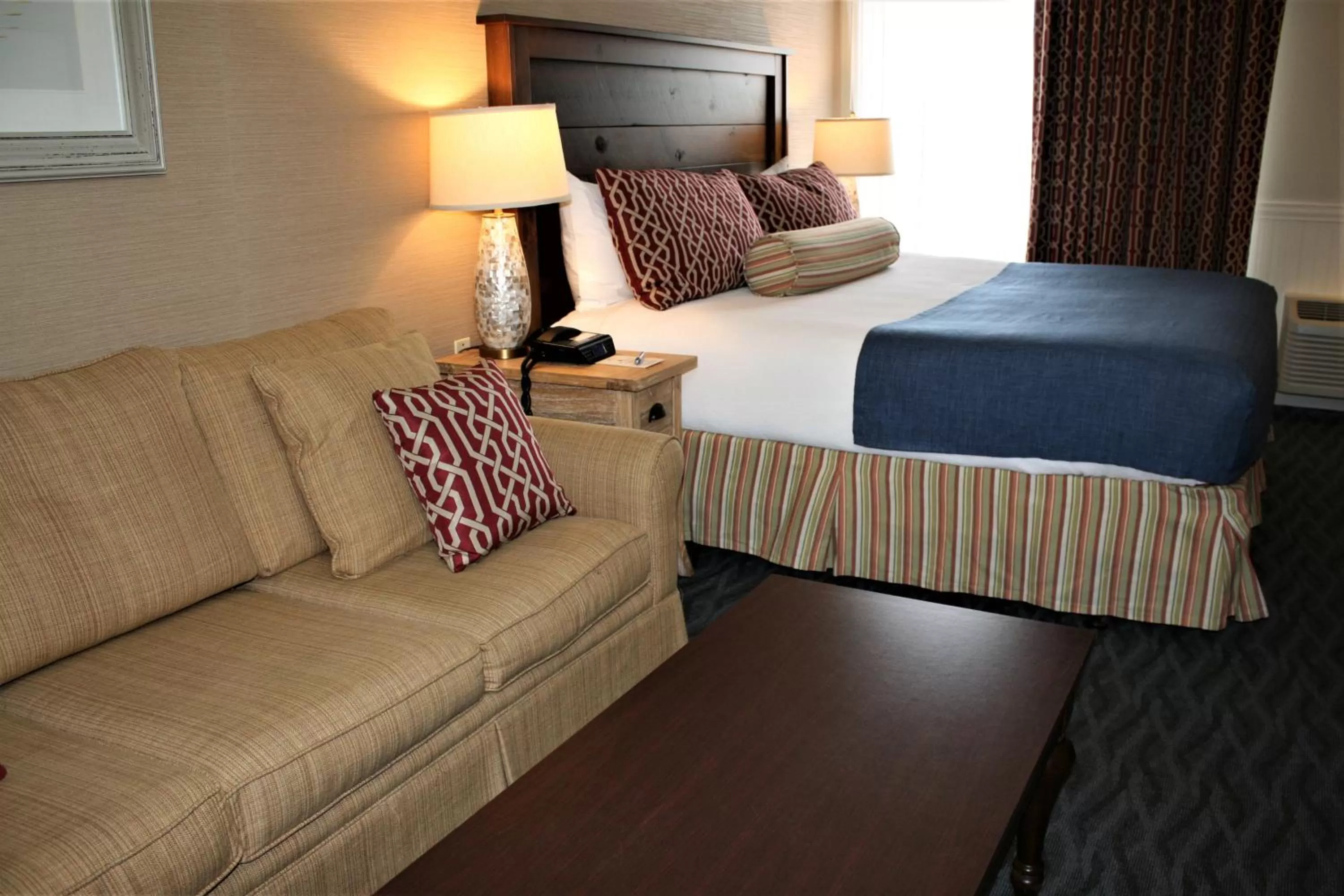 Seating area, Bed in Avenue Inn & Spa