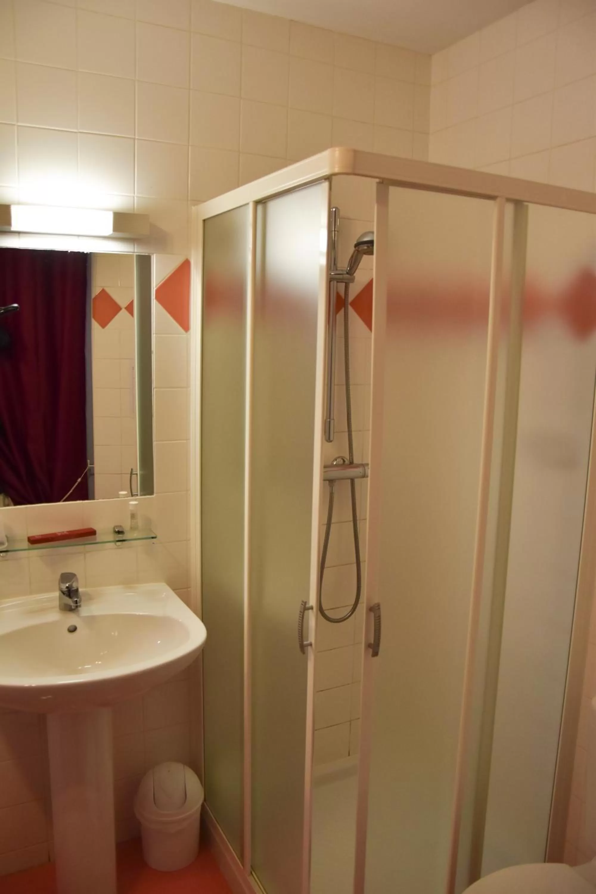 Shower in Hotel des Remparts