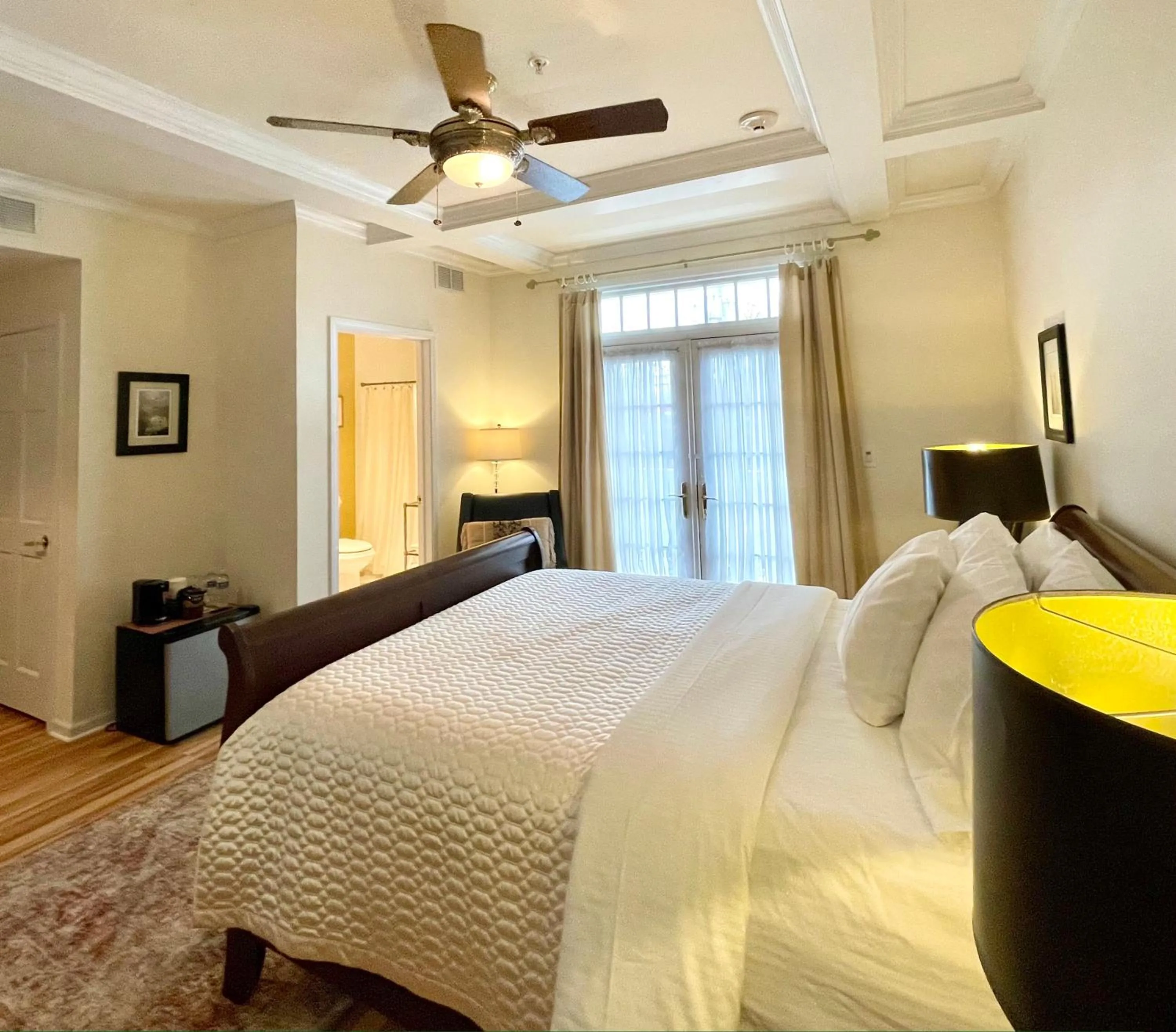 Bed in Inn on Main Hotel