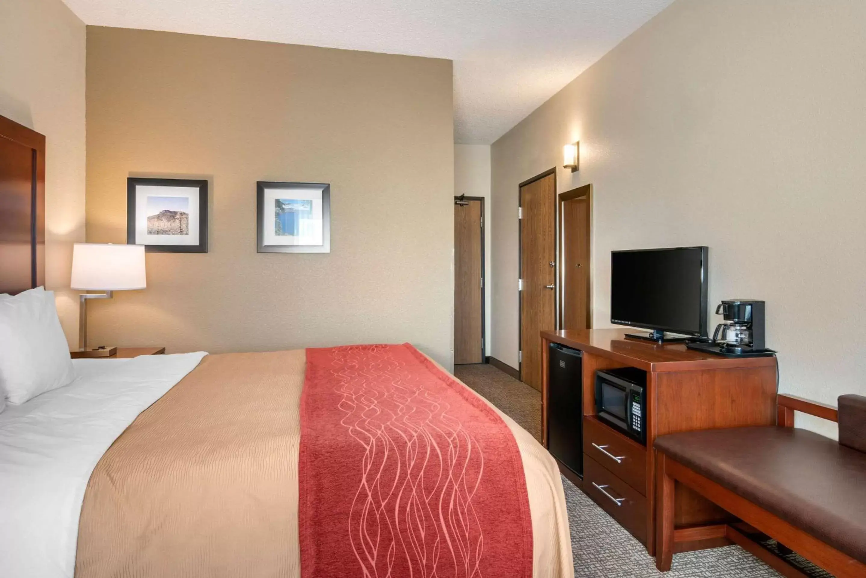 Photo of the whole room, Bed in Comfort Inn Medford North