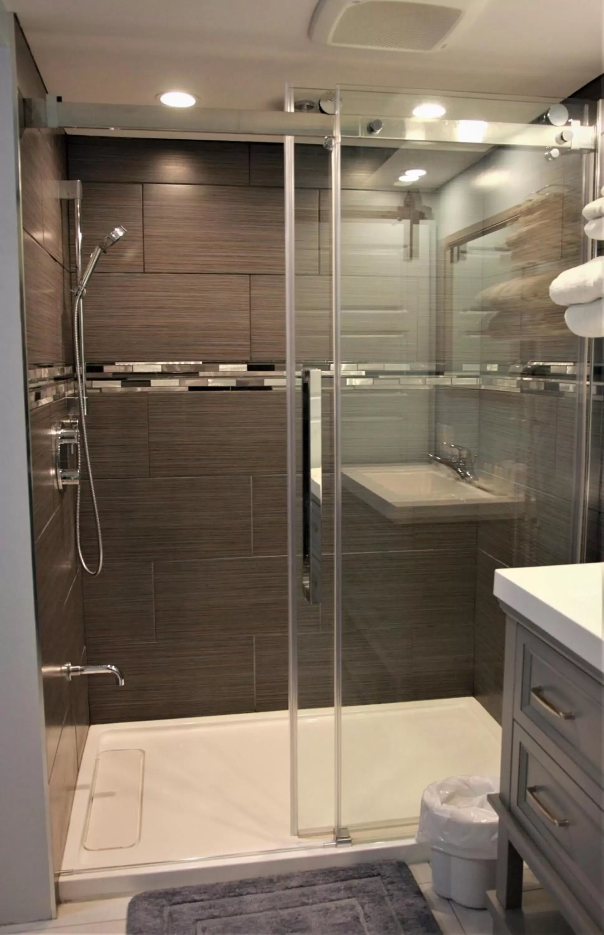 Shower, Bathroom in Motel Le Refuge