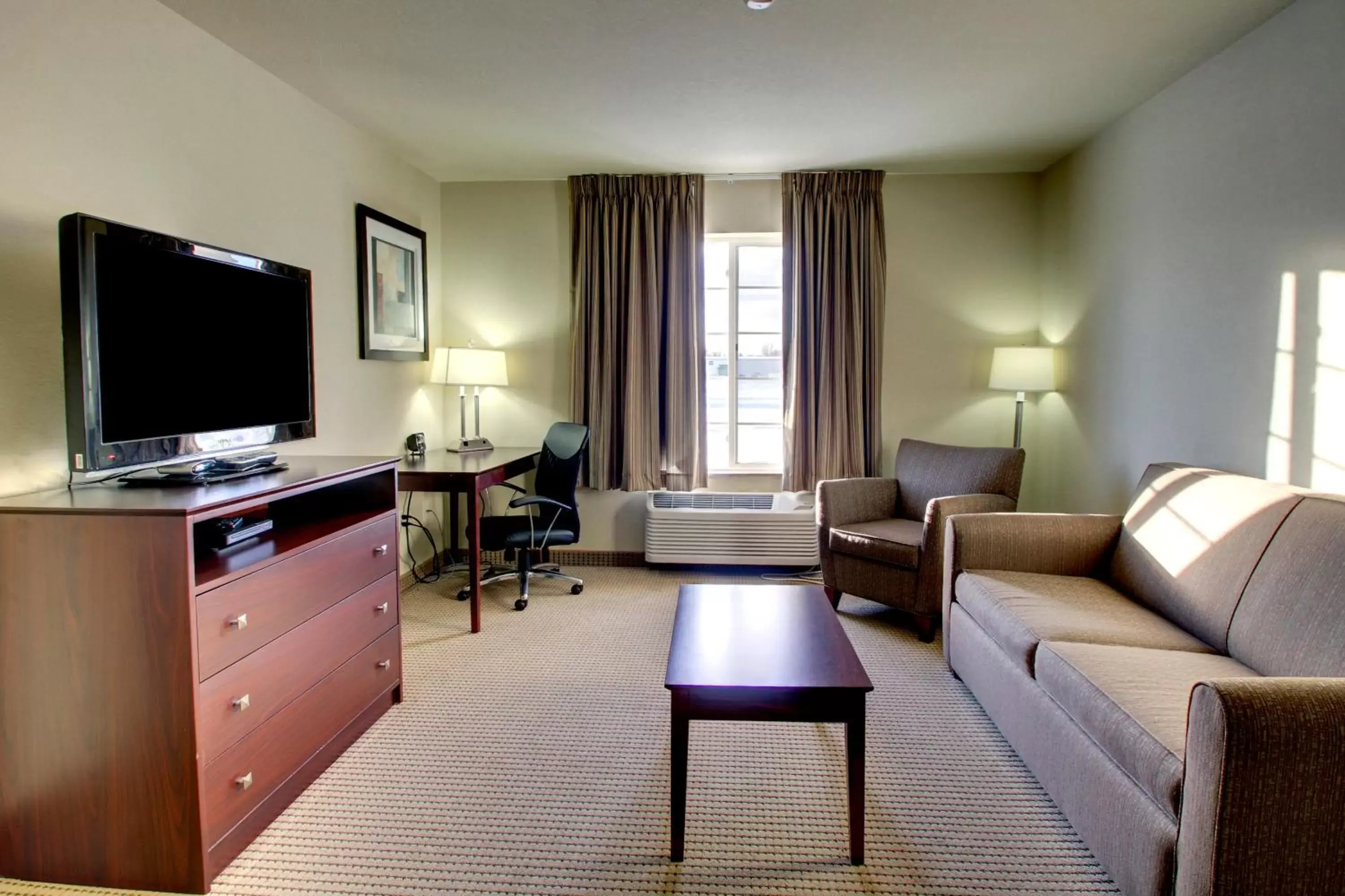 Bed, Seating Area in Cobblestone Inn & Suites Steele