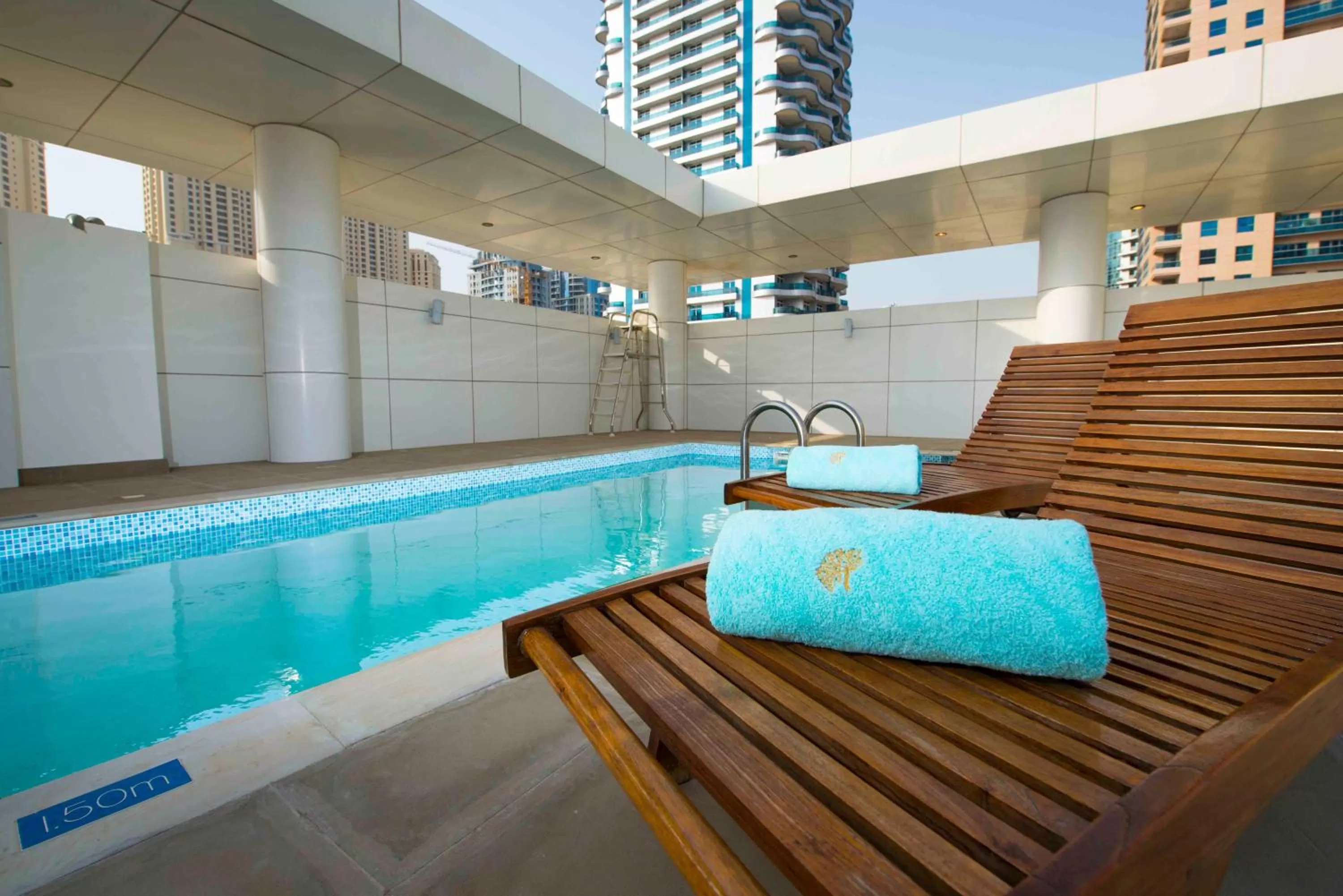 Swimming pool in Jannah Place Dubai Marina