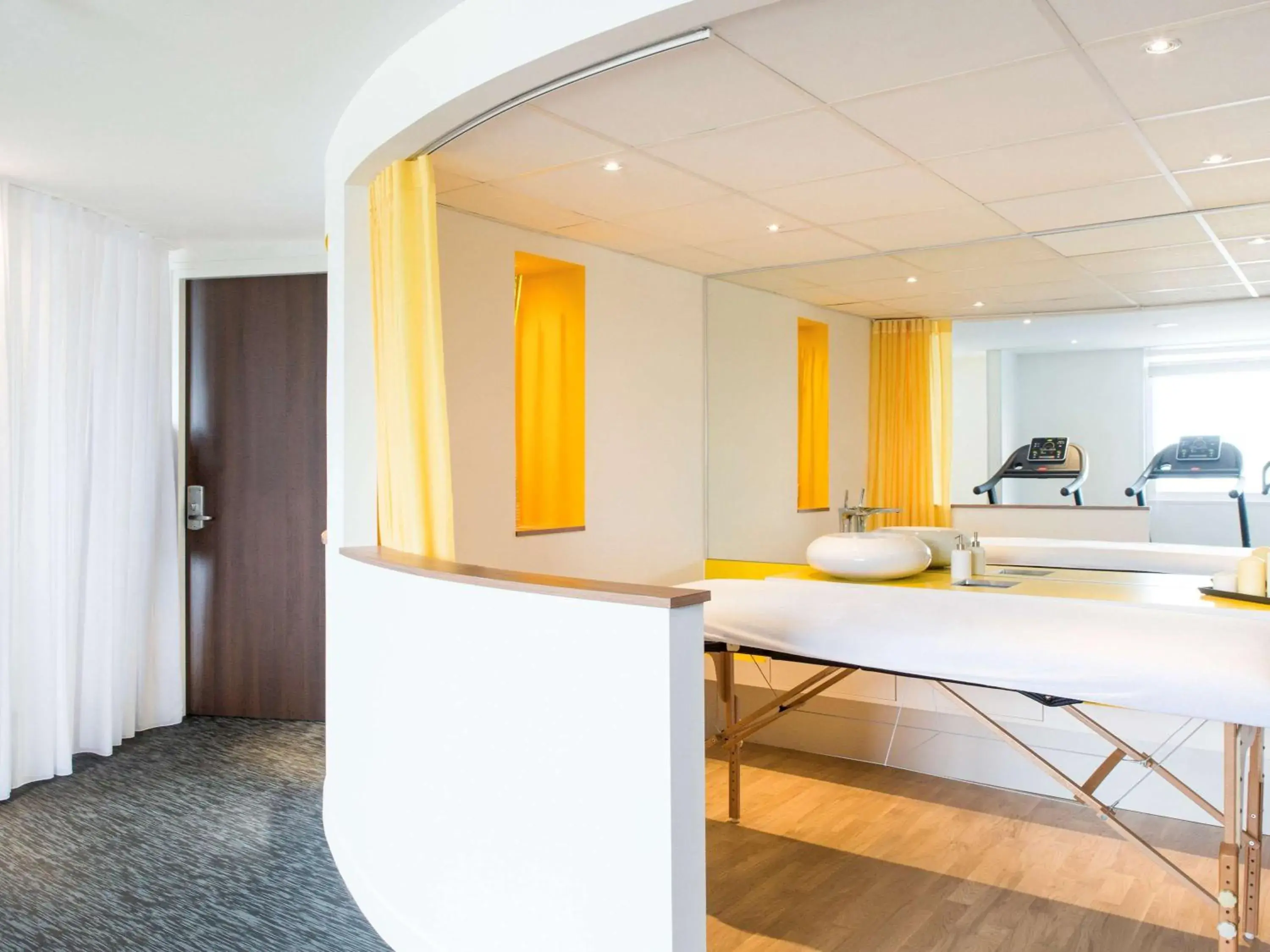 Fitness centre/facilities, Kitchen/Kitchenette in Novotel Bordeaux Lac