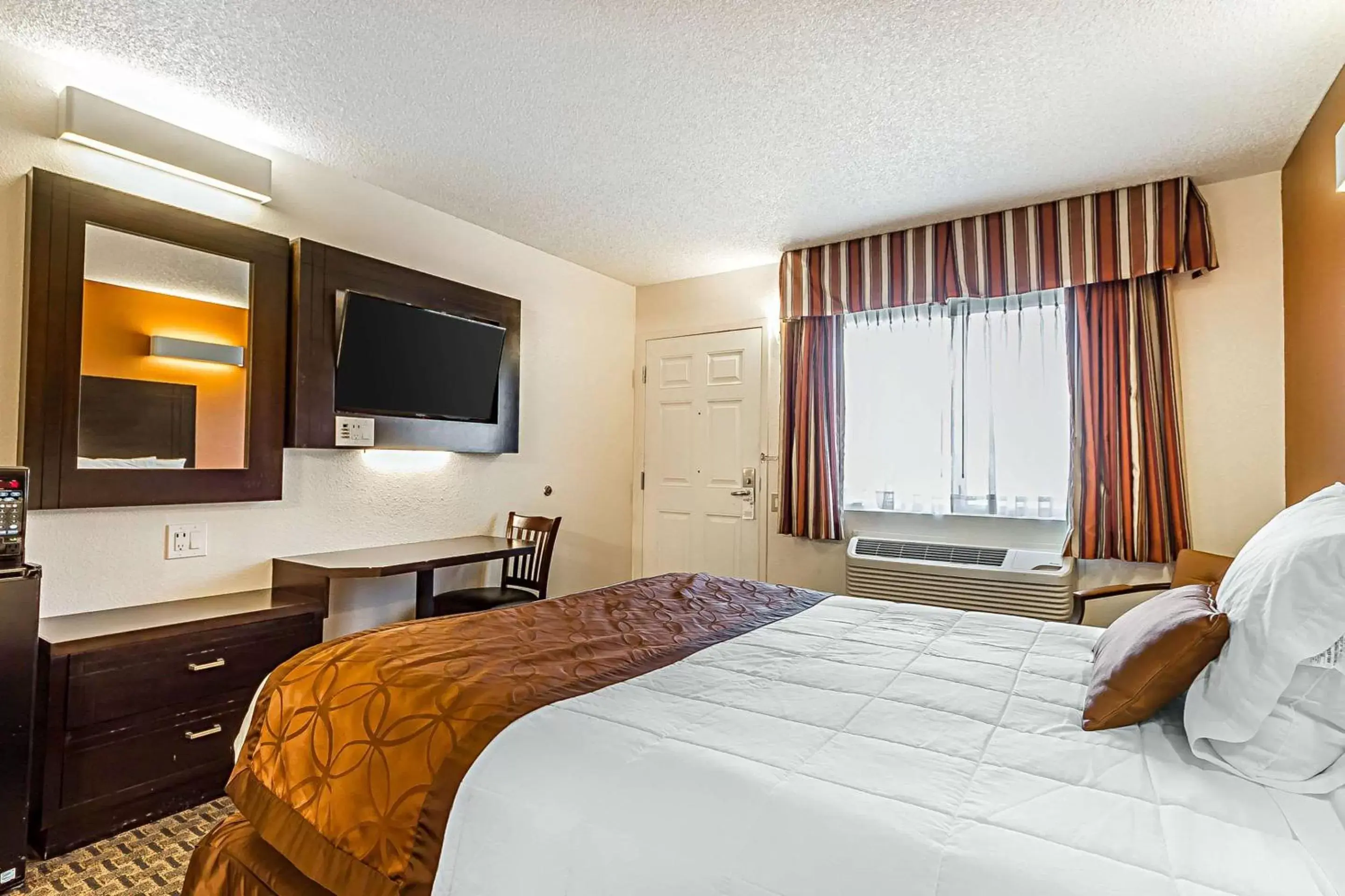 Photo of the whole room, TV/Entertainment Center in Rodeway Inn - Rohnert Park