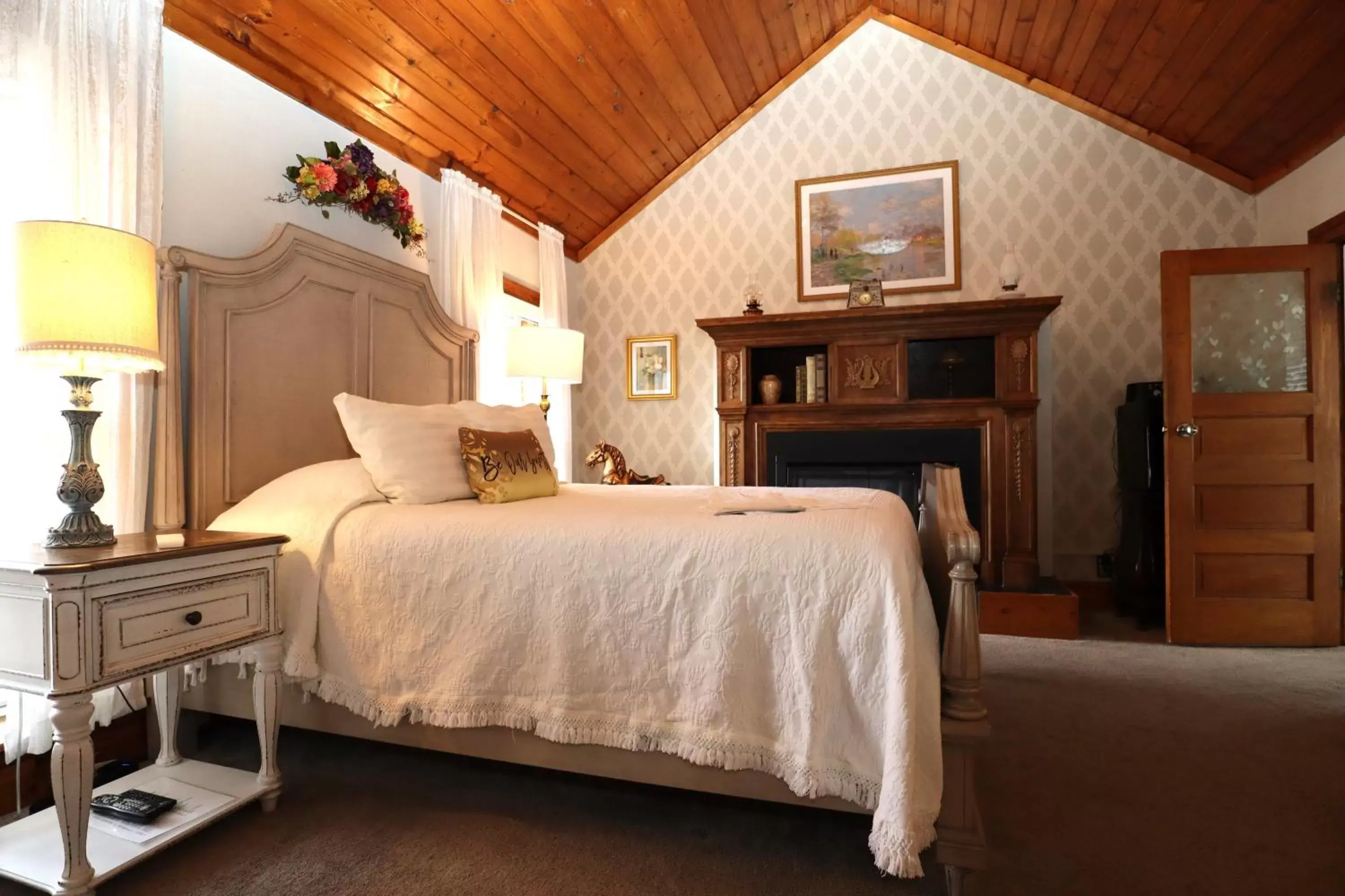 Queen Room in Cloran Mansion Bed & Breakfast Queen Room in Cloran Mansion Bed & Breakfast