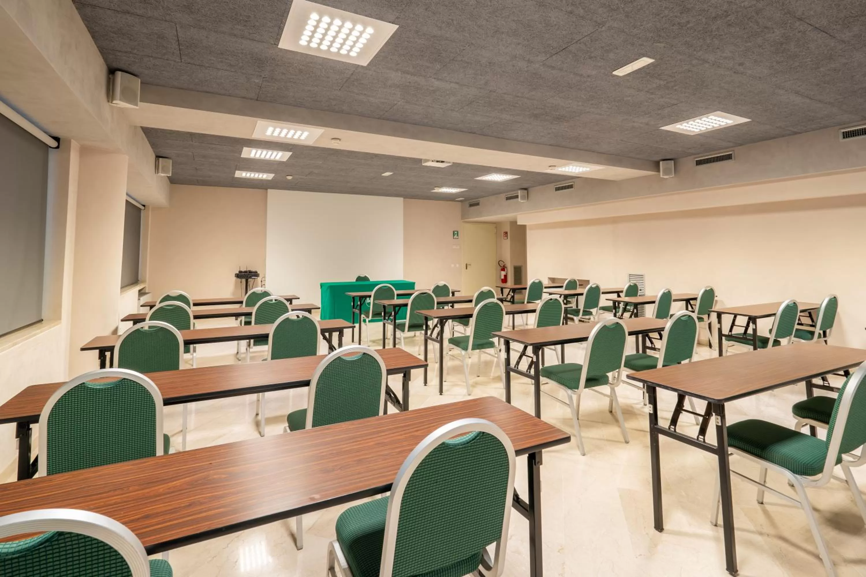 Meeting/conference room in Hotel Des Etrangers