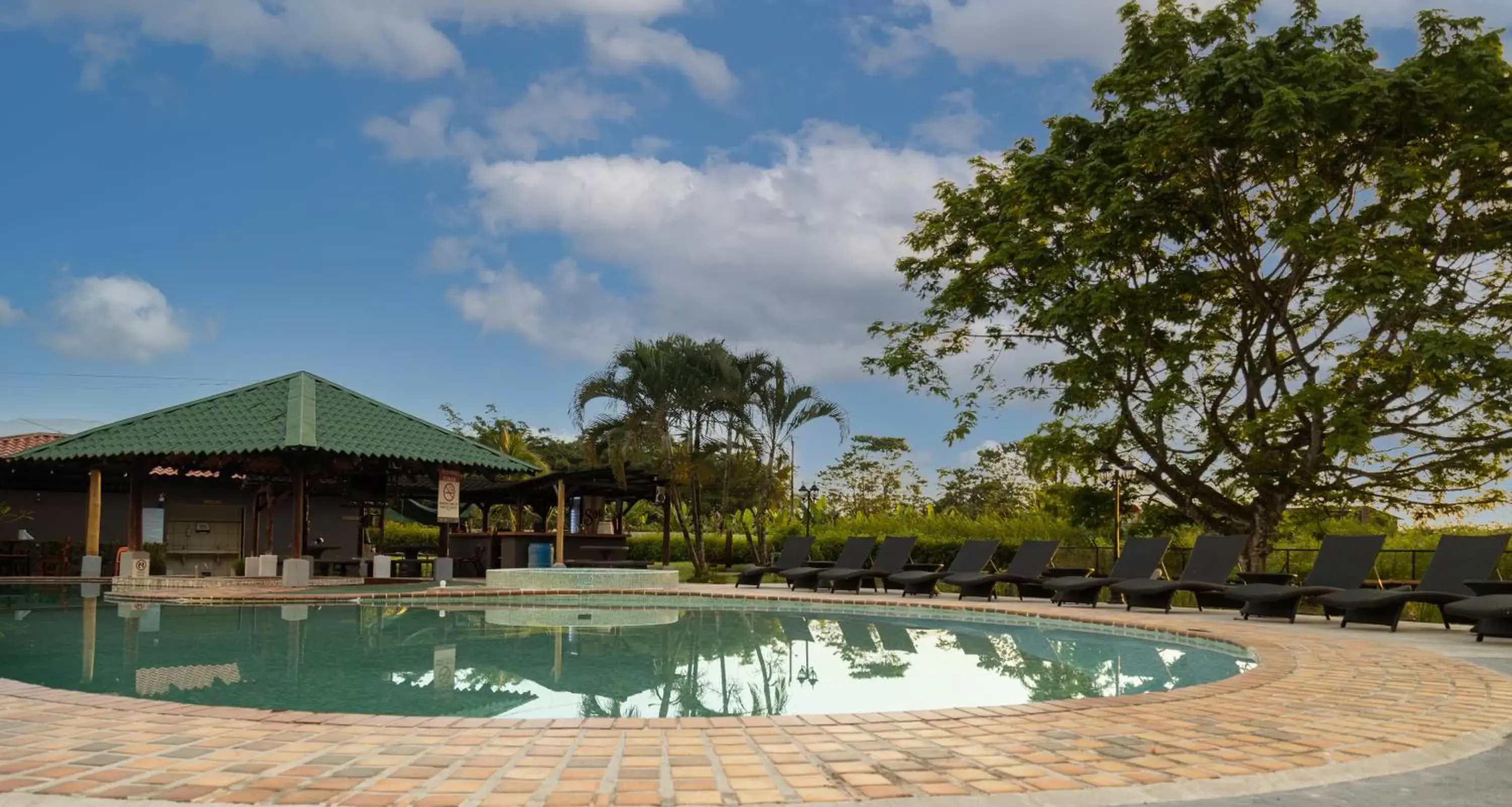 Swimming pool, Property Building in Hotel El Rancho