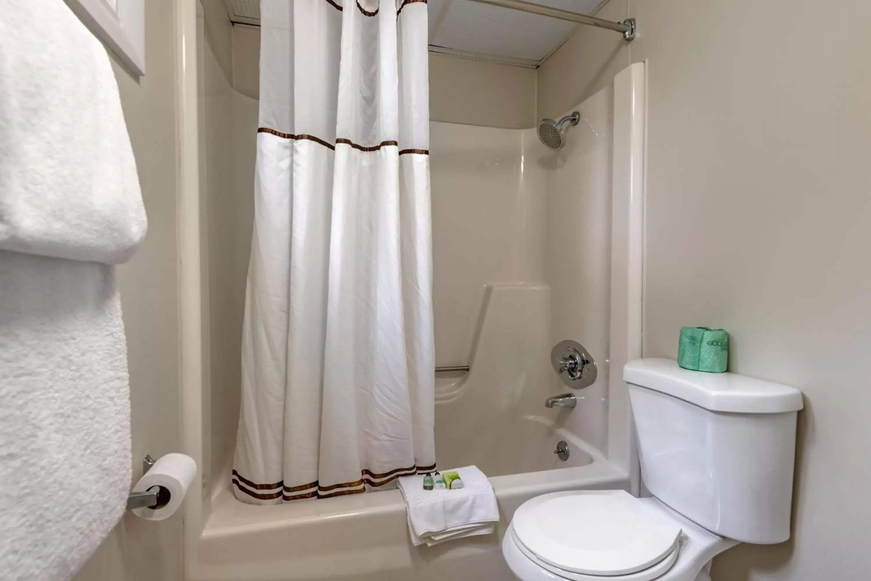 Bathroom in Anchor Inn and Cottages Wells-Ogunquit