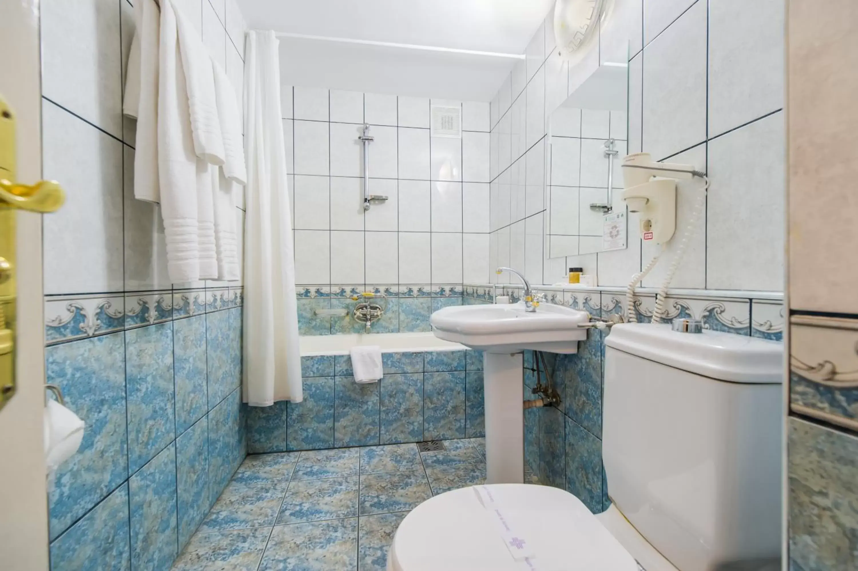 Bathroom in Hotel Imparatul Romanilor