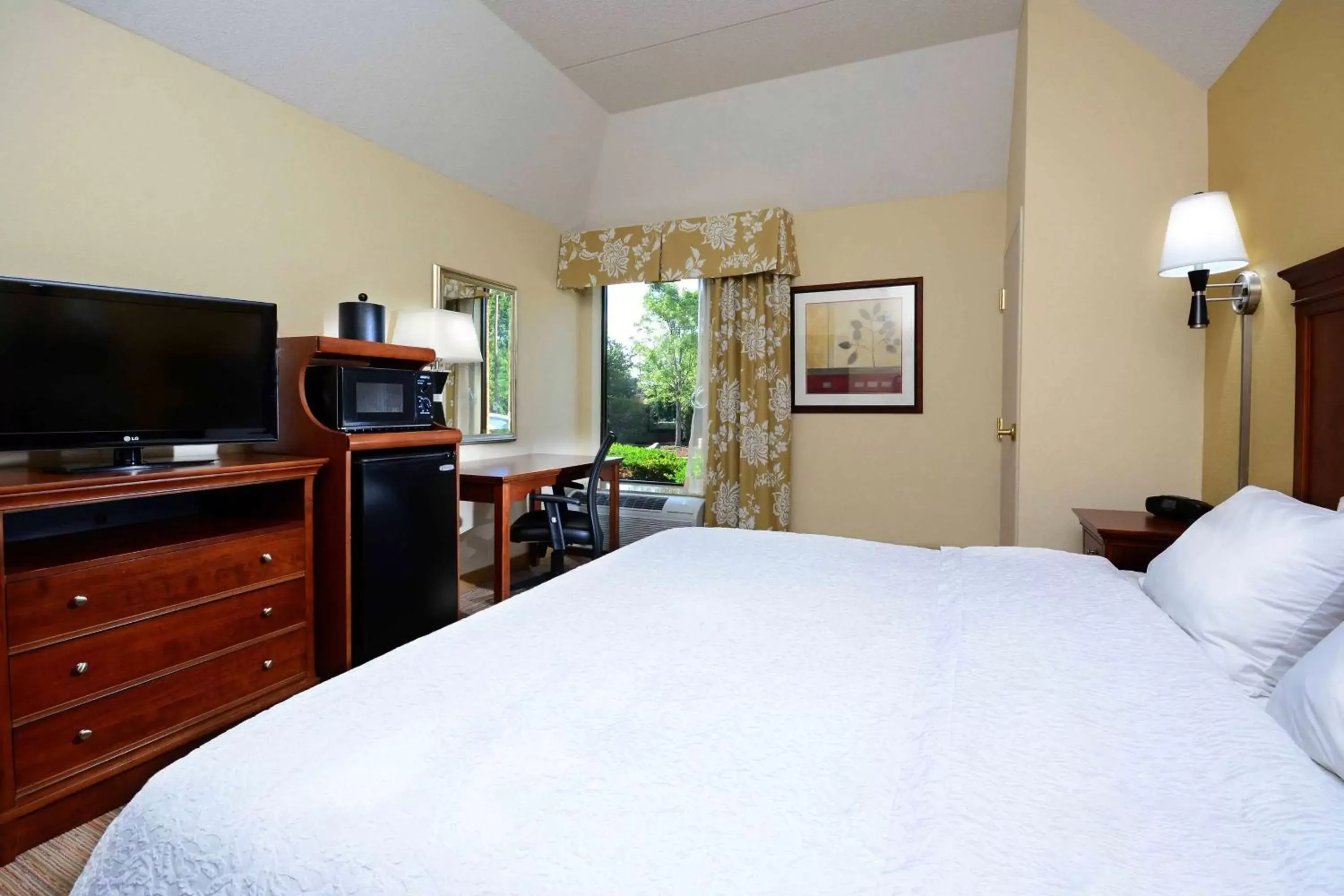 Bedroom, Bed in Hampton Inn Raleigh Capital Blvd North