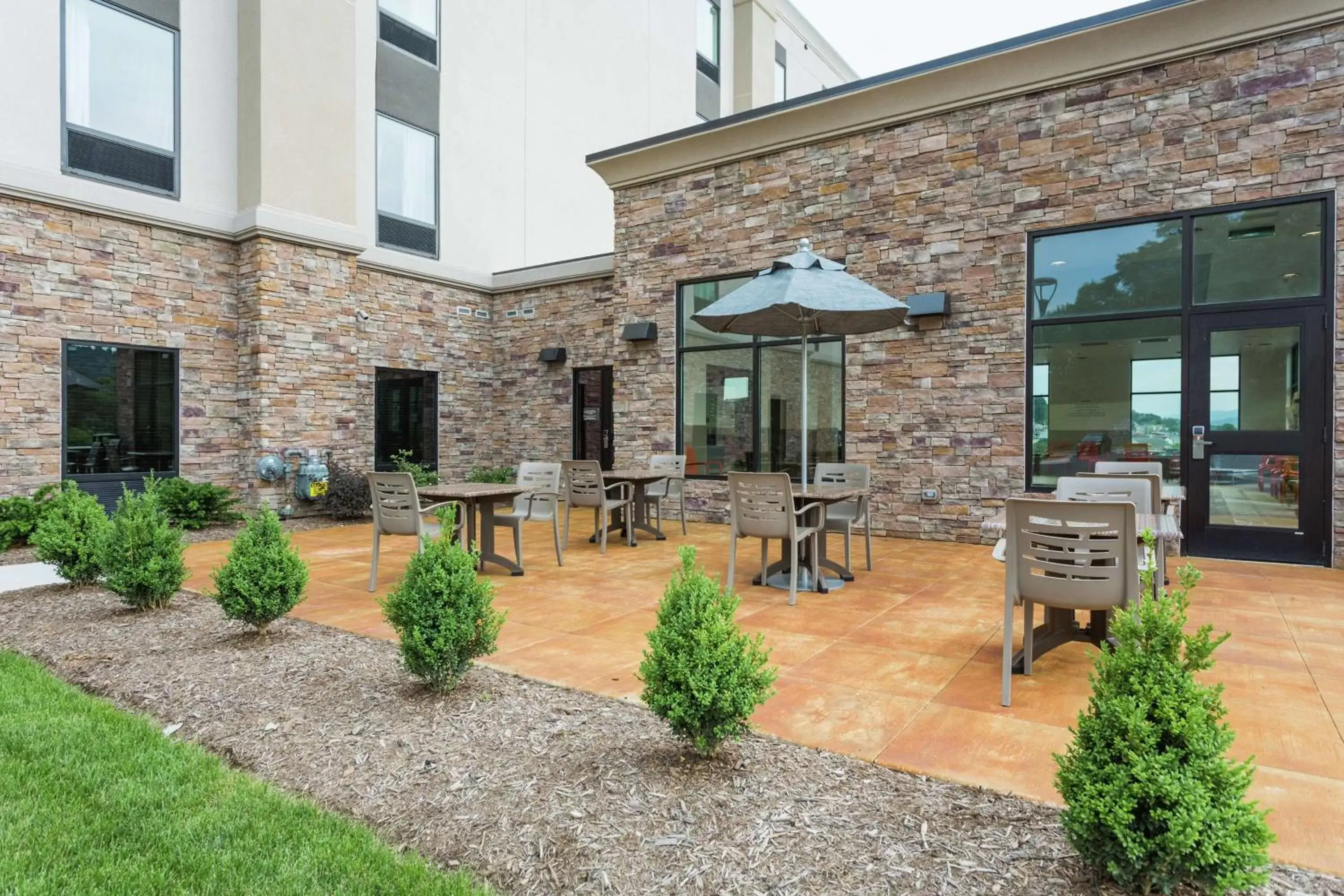 Patio in Hampton Inn Cumberland