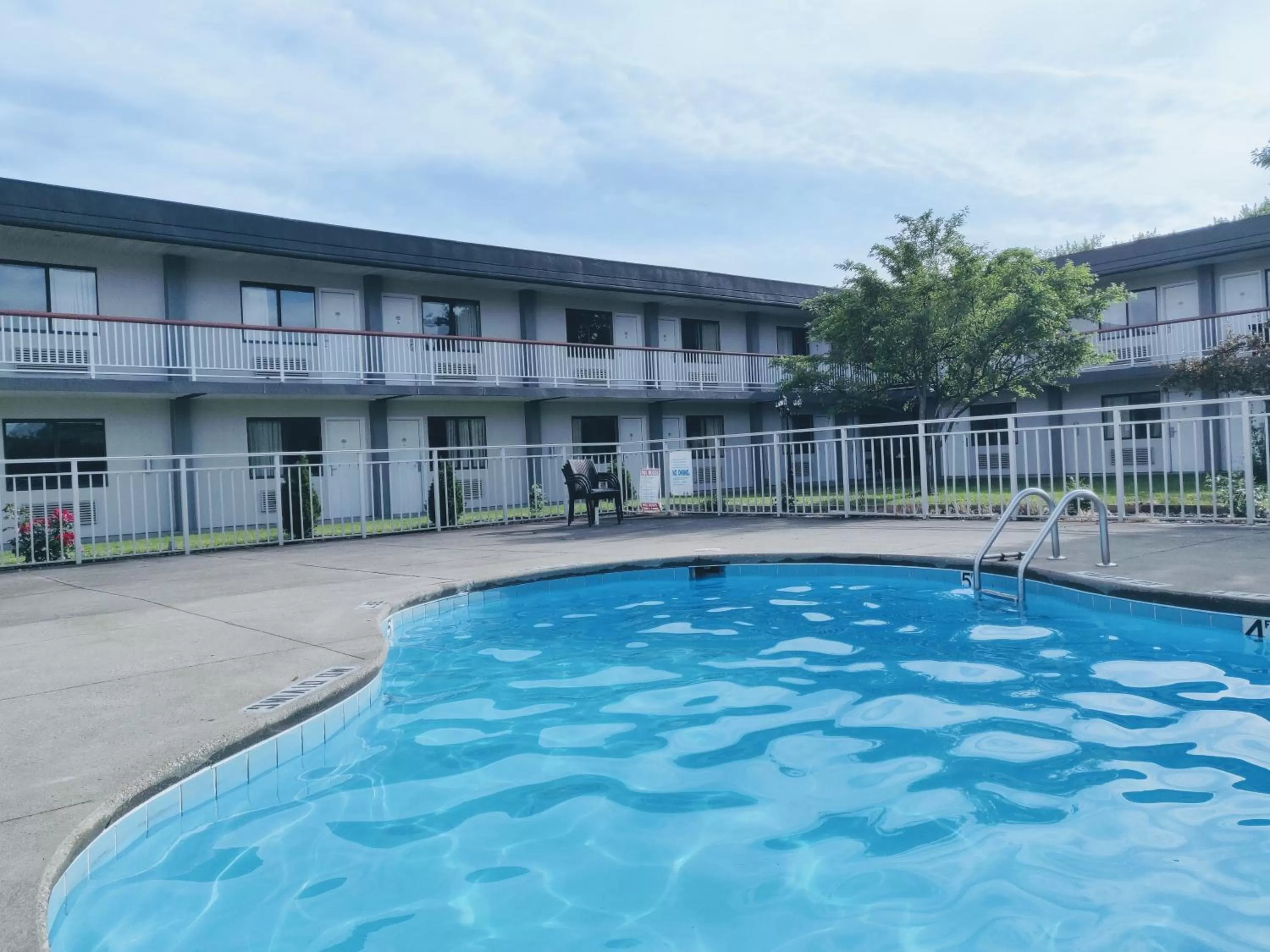 Swimming pool in Sprucewood Inn