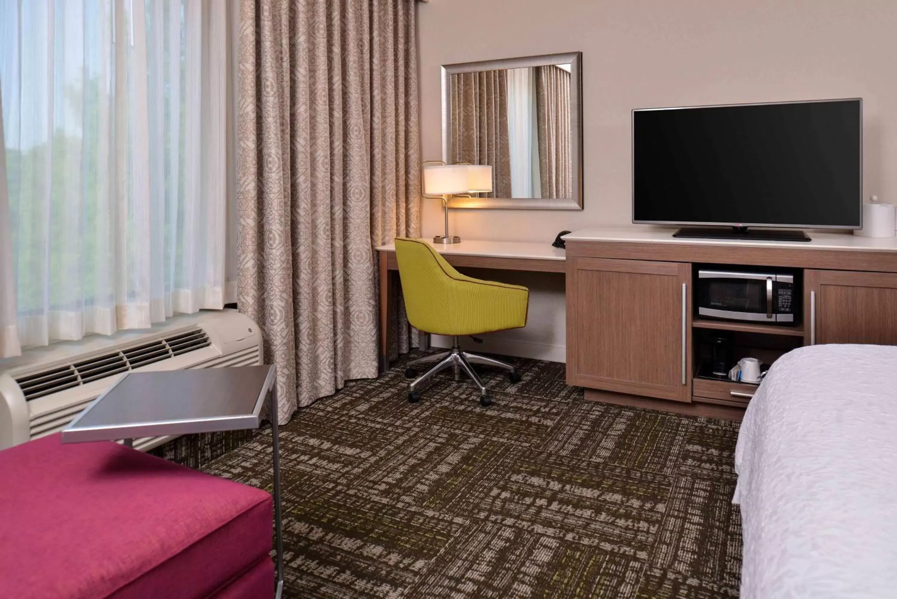 Bed, TV/Entertainment Center in Hampton Inn & Suites Dallas Market Center