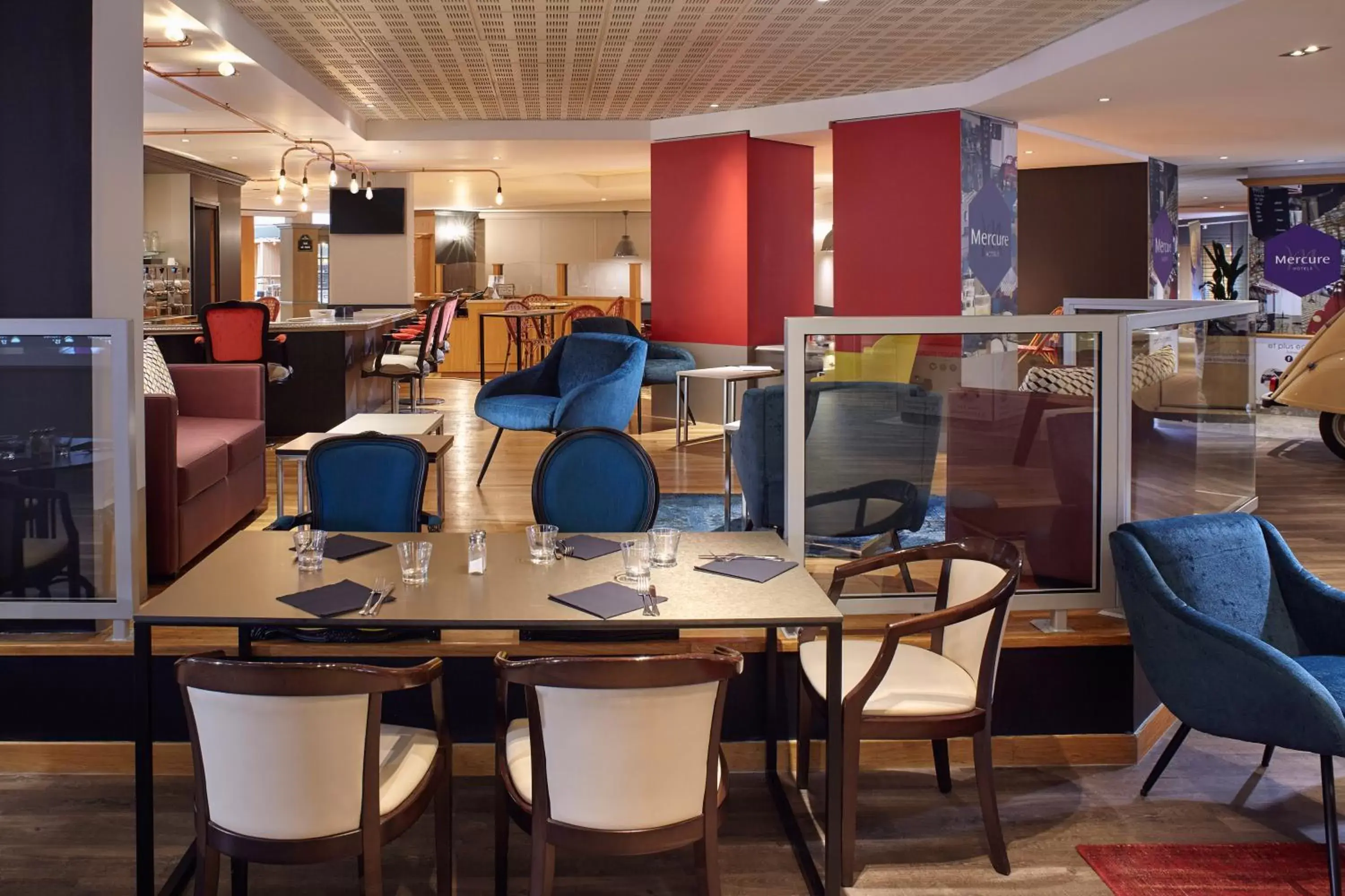 Lounge or bar, Restaurant/Places to Eat in Mercure Paris Roissy CDG