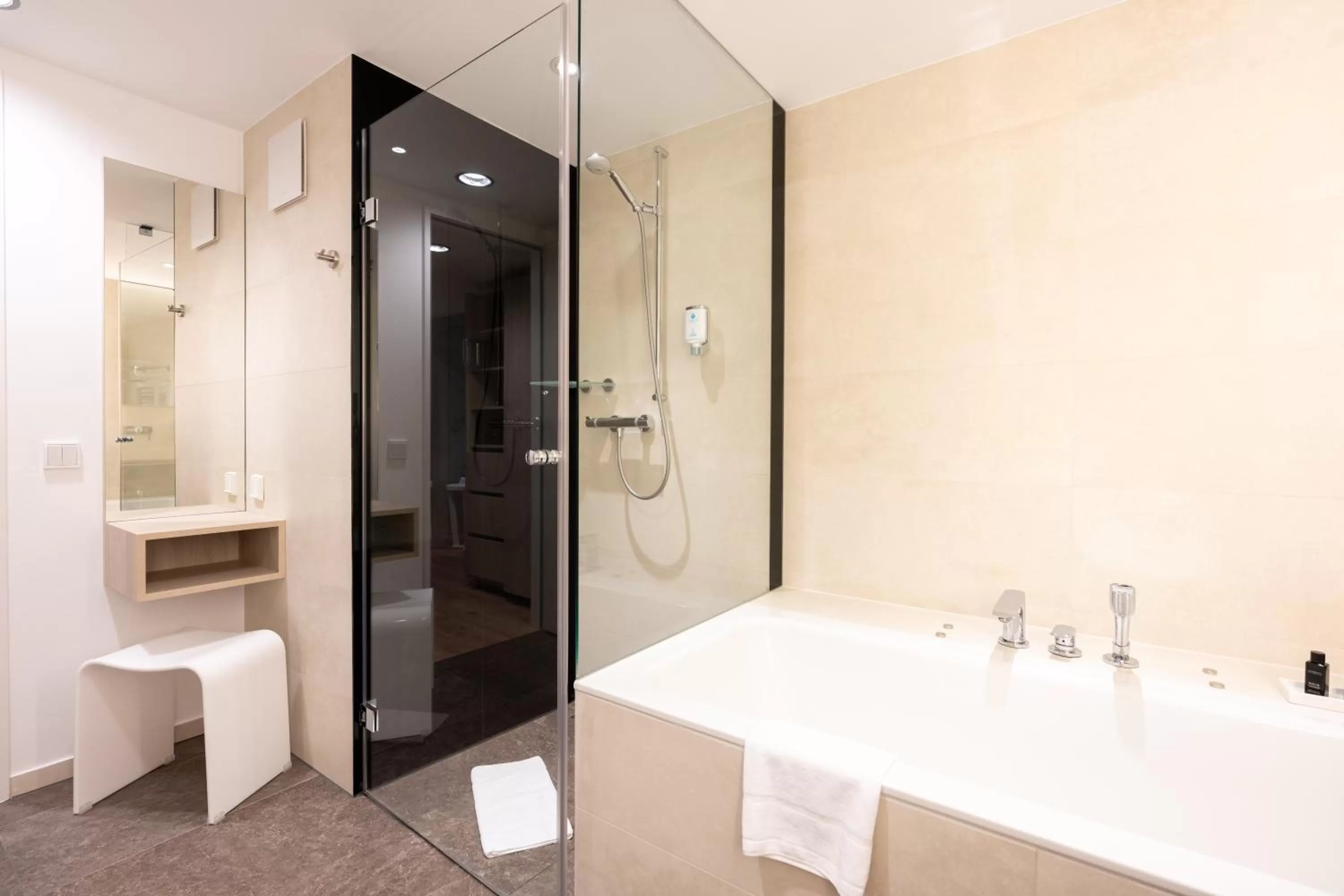 Shower in Kongresshotel Potsdam am Templiner See