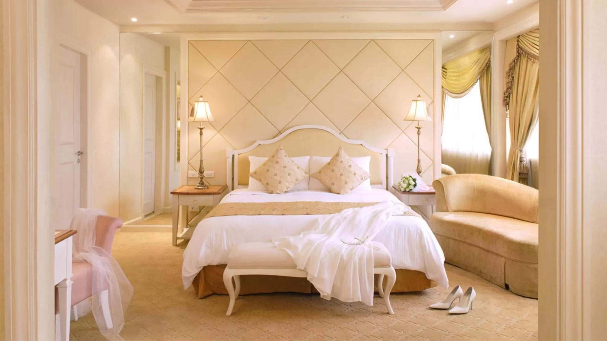 Photo of the whole room, Bed in Marco Polo Plaza Cebu