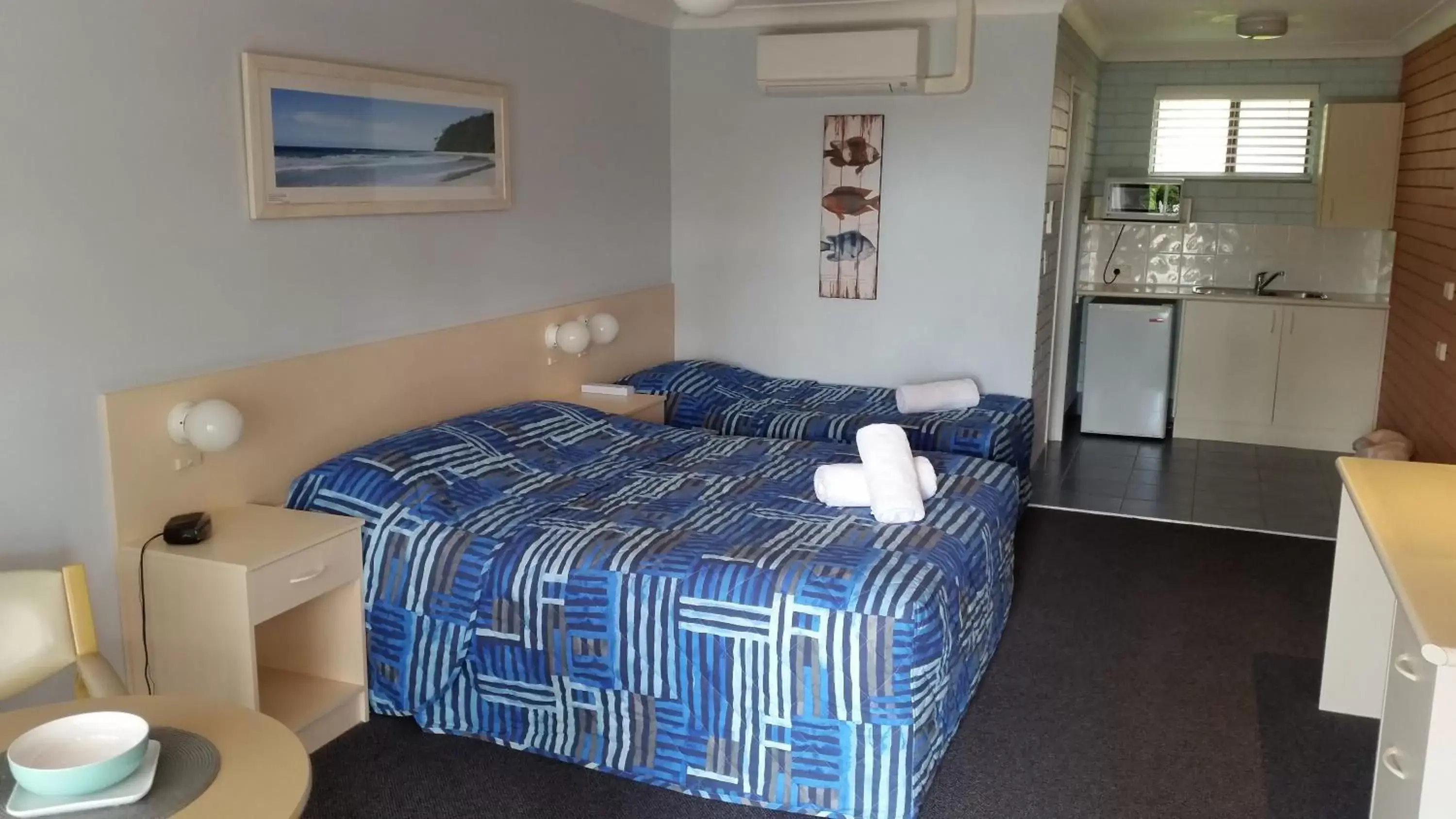 Photo of the whole room, Bed in Dolphins of Mollymook Motel and Fifth Green Apartments